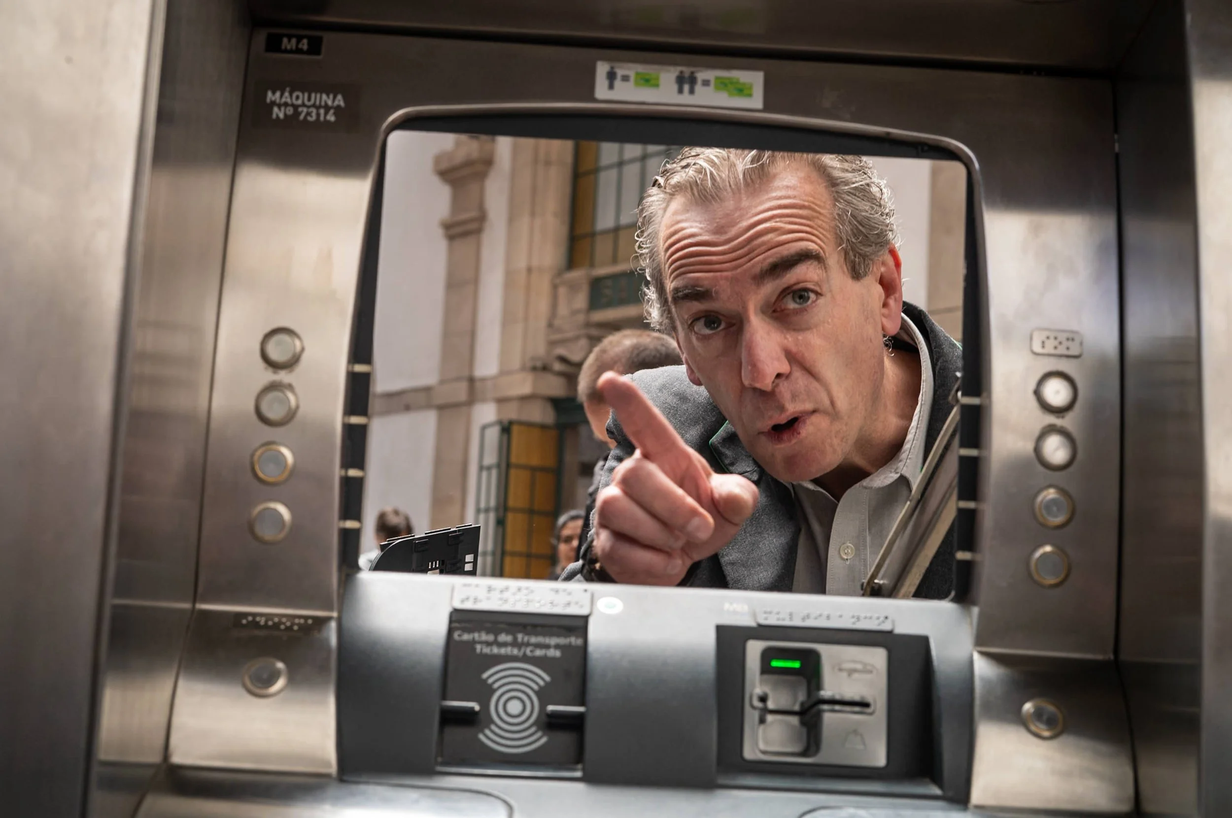 Main wagging finger through screen in Porto