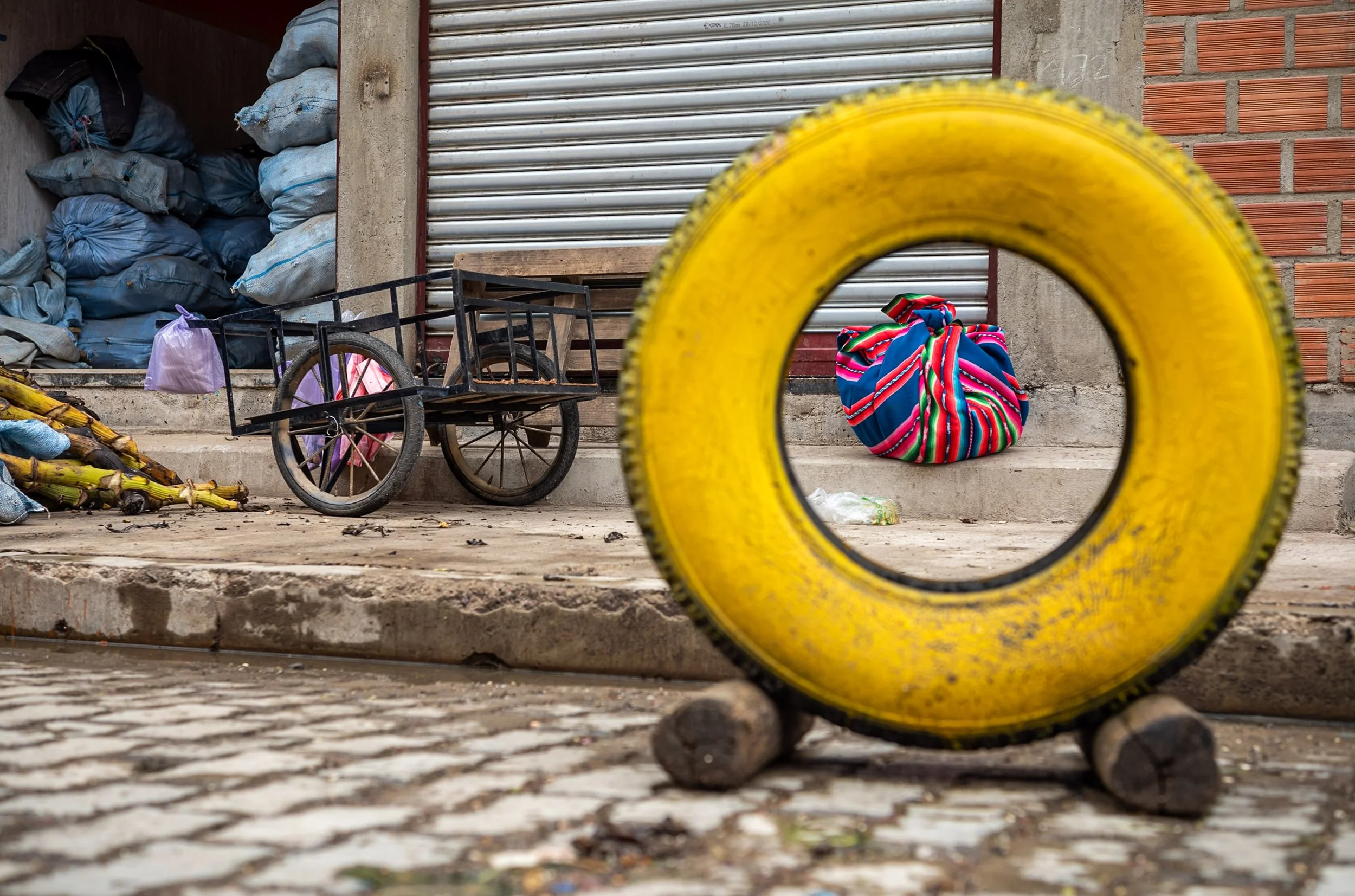 Aguaio through yellow tire in El Alto market