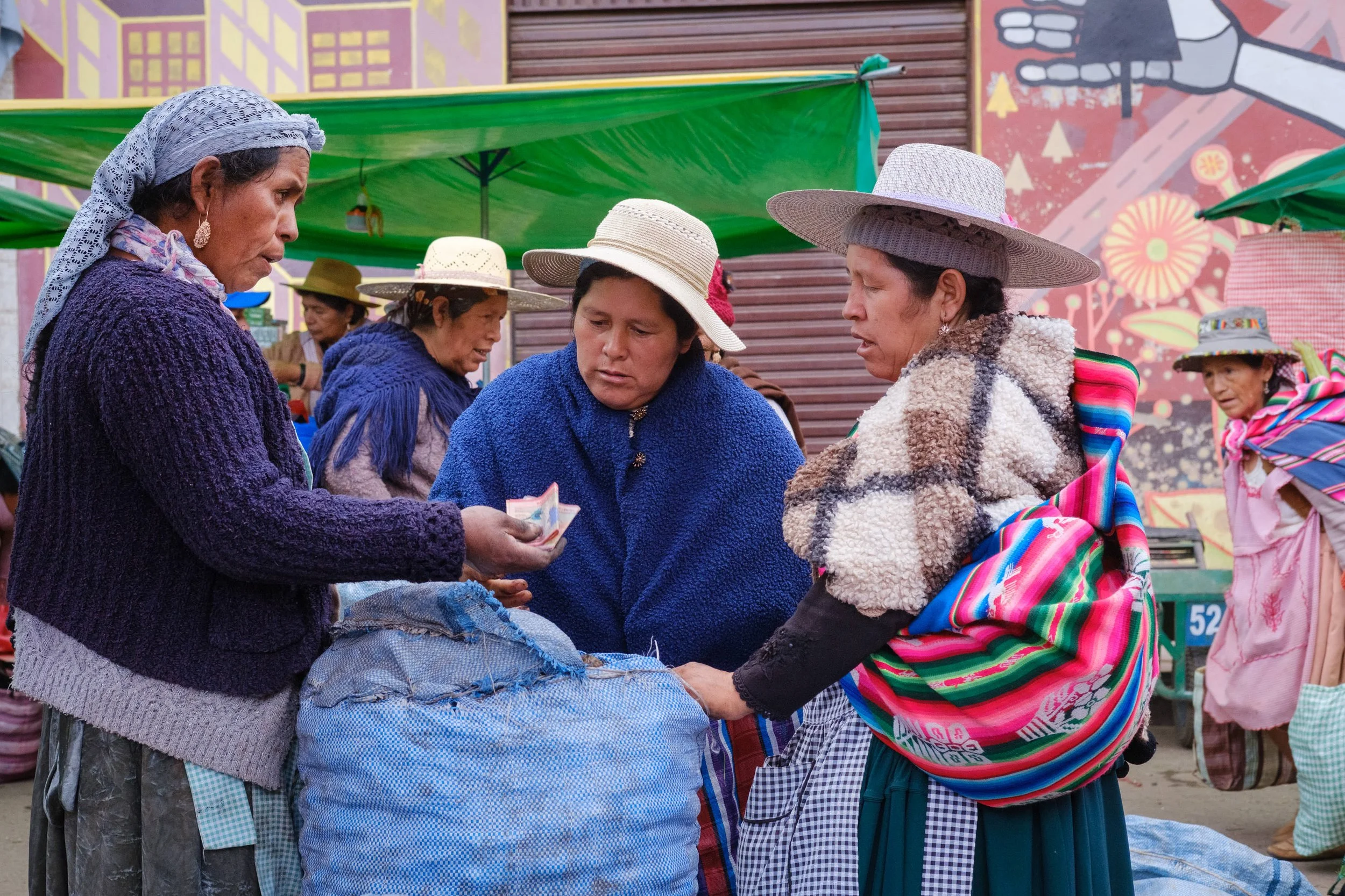 Cholitas haggling in Triangulo market in Cochabamba 2