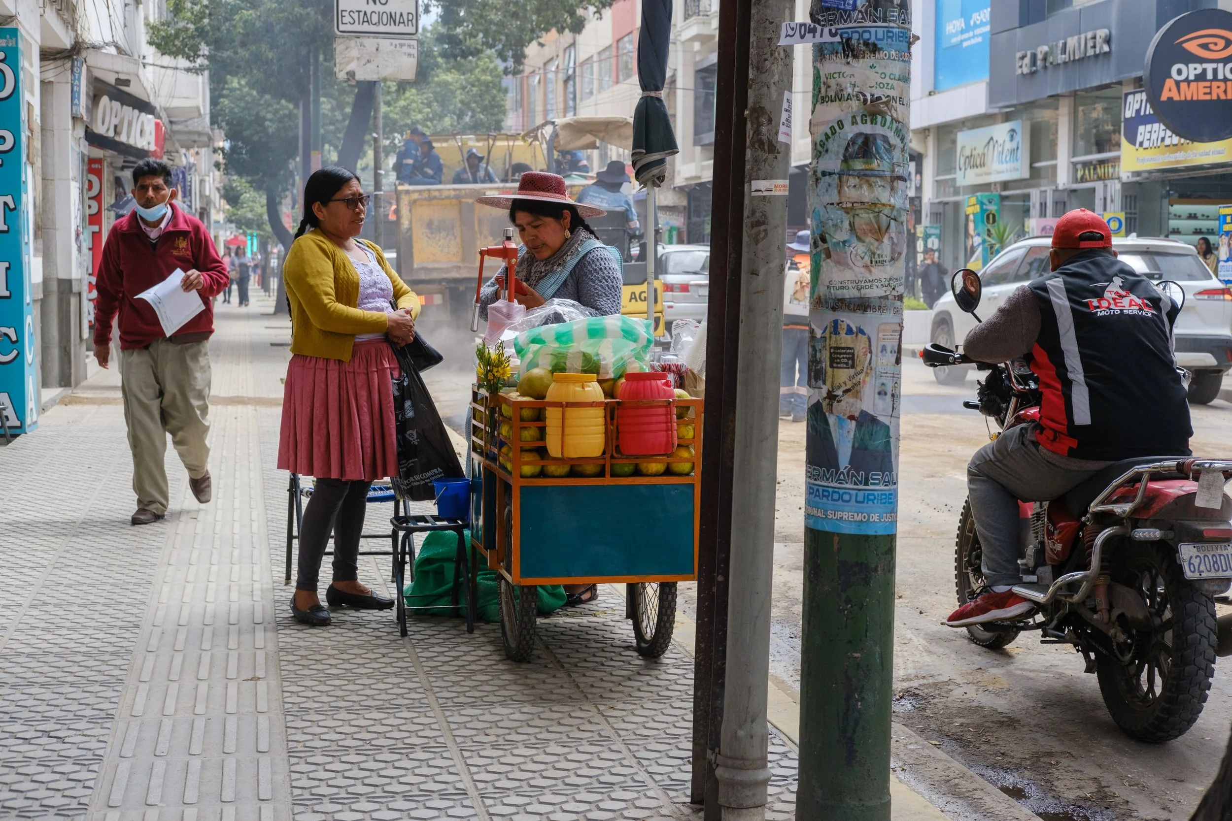 Street vendor scene in Cohabamba