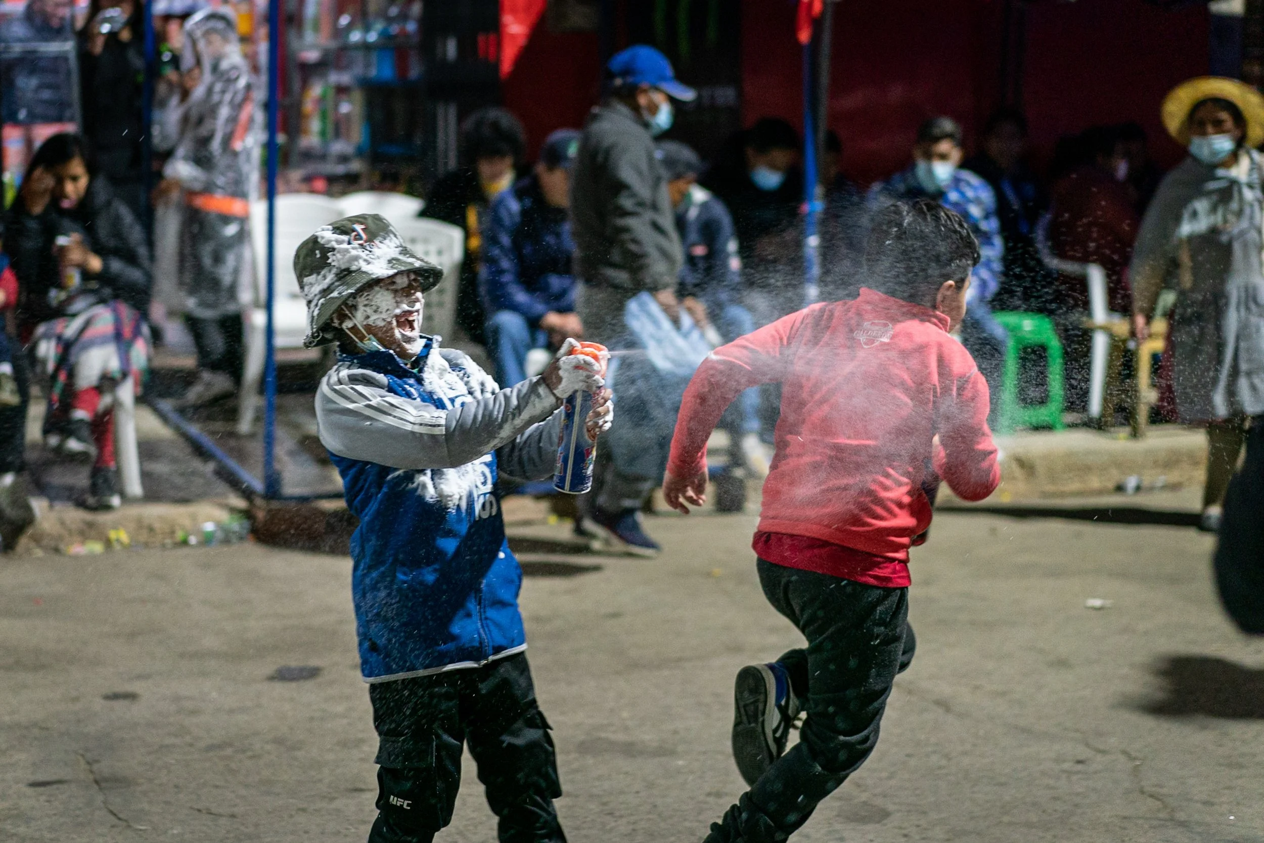 Children playing with foam spray during the Peregrinación 2
