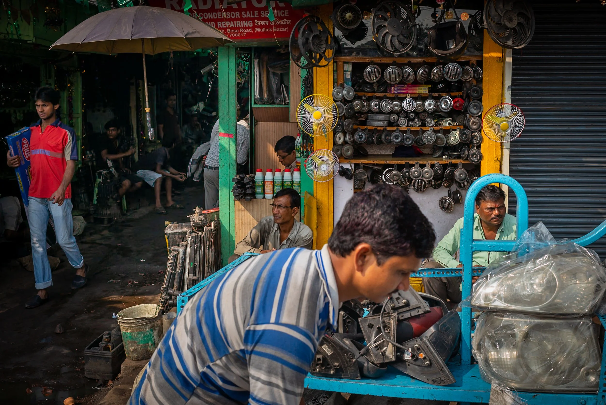 People framed in the car parts market in Kolkata
