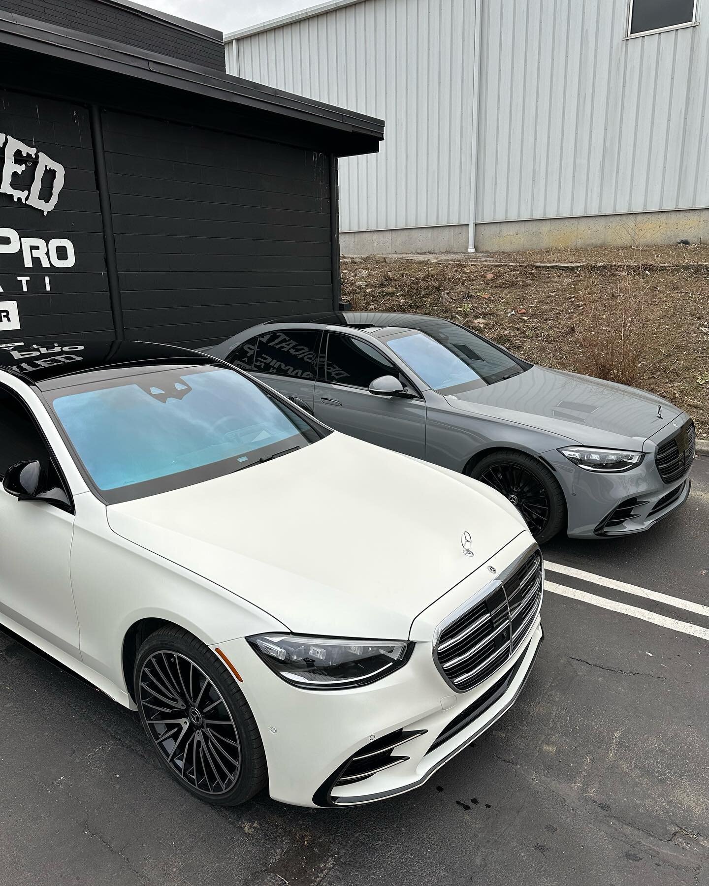 A pair of s580&rsquo;s from @mbftmitchell 
In for a set of different services
▪️Full Front PPF
▪️Chrome Delete 
▪️Full ceramic window film 
▪️Ceramic Pro Coating 
▪️Powder Coated Wheels 

#welcometotheclub #deadicatedautoclub #mercedesbenz #s580 #scl