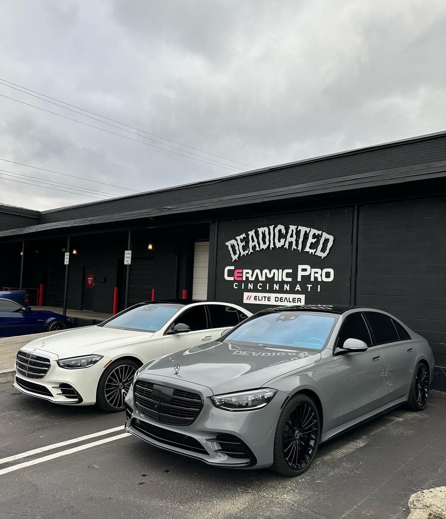 A pair of s580&rsquo;s from @mbftmitchell 
In for a set of different services
▪️Full Front PPF
▪️Chrome Delete 
▪️Full ceramic window film 
▪️Ceramic Pro Coating 
▪️Powder Coated Wheels 

#welcometotheclub #deadicatedautoclub #mercedesbenz #s580 #scl