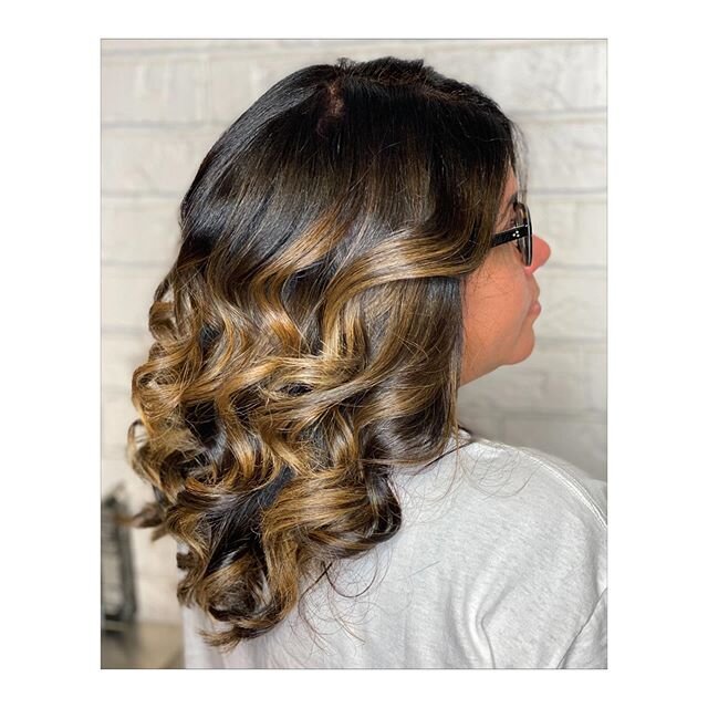 Smooth silky caramel ribbons!!!
.
.
. ✨The Painted Pixie✨
.
.
.
#NewOrleansColorist #NewOrleansHiLites #NewOrleansBalayage #NewOrleansBabylites #NewOrleansTeasylites #NewOrleansFoilayage #NewOrleansBlondes #NewOrleansStrandLights #MasterBalayageCerti