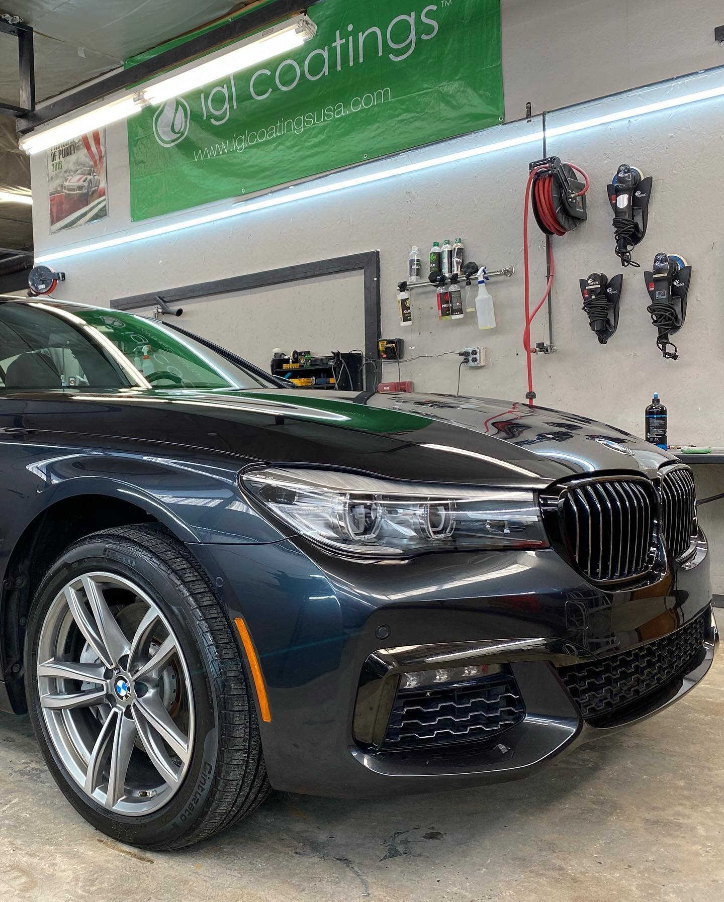 This 7 Series received a full Level 1 Service, including 10 hours of polishing in preparation for the @iglcoatings Quartz 2-Year paint coating. It also received ECLIPSE industrial 3-Year on the wheels, brakes, and barrels. Reach out to schedule your 