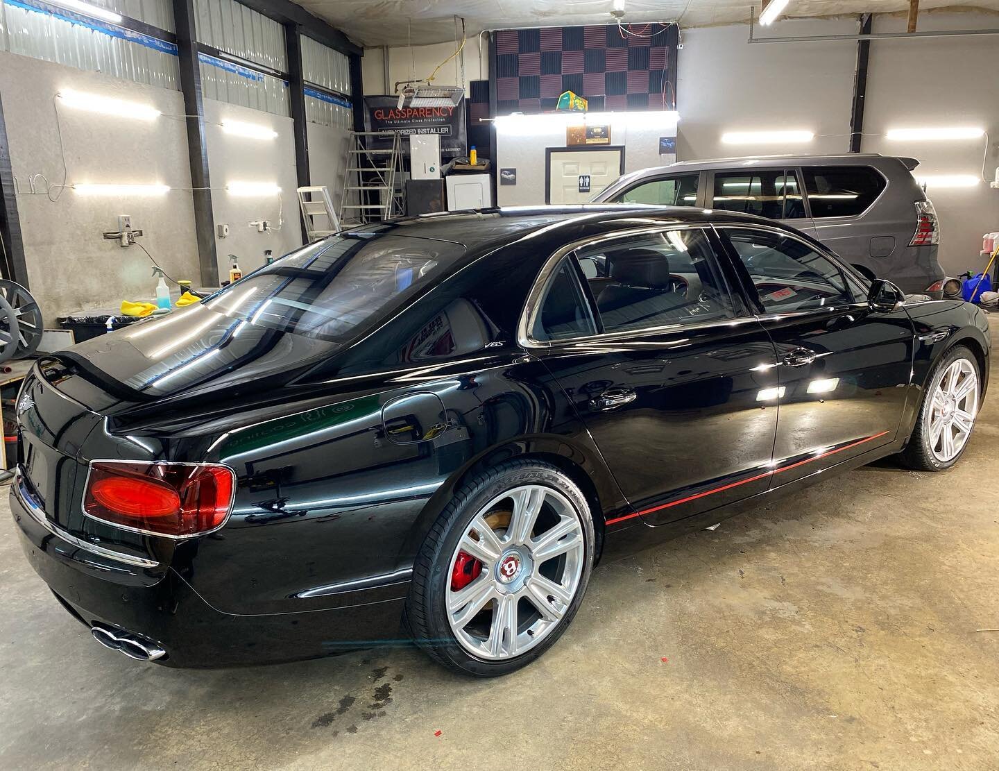 Bentley Flying Spur - 20 Hour level 2 Paint Correction + Polishing in preparation for @iglcoatings KENZO 5-Yr paint coating. ➖➖➖➖➖➖➖➖➖
#paintcorrection #paintpolishing #ceramiccoating #iglcoatings #iglcoatingsusa #bentley #flyingspur #kenzo #kenzo