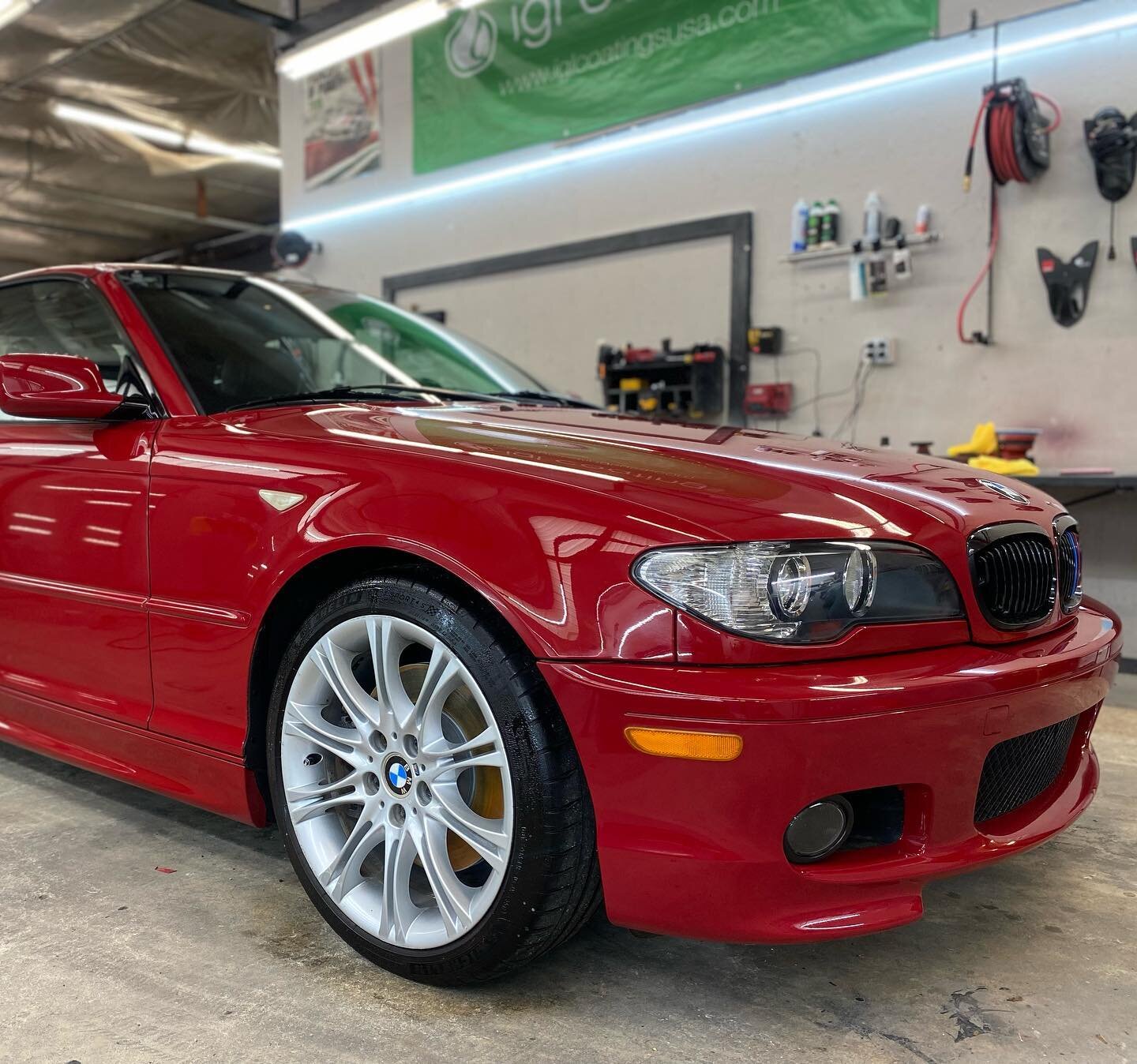This 330ci ZHP came in after sitting for a long time with oxidized paint, buildup in the cracks, in dire need of a correction. We gave this an extensive cleaning as well as our Level 2 polishing service and it now has a new lease on life. 💎 
Reach o