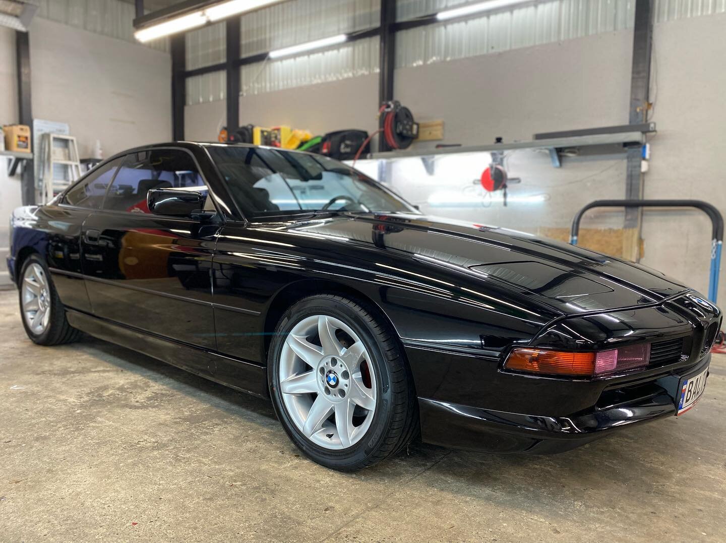 This black 850ci came in for a level 2 correction, polishing as well as some coats of @iglcoatings on the exterior surfaces, allowing this paint's finish to retain this extreme level of gloss and slickness for years with ease. 
➖➖➖➖➖➖➖➖➖

#detailing 