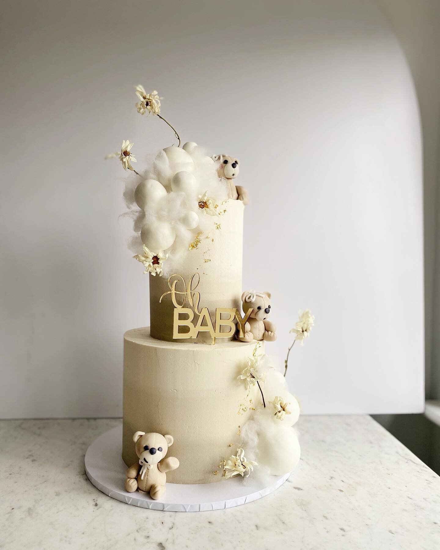 The MOST gorgeous neutral baby shower cake with handmade cutie bears 🐻 made by me 😃 
.
.
.
.
.
#babyshower #babyshowercake #neutralbabyshower #fondantbear #cottoncloud #ombrebuttercream #ombrecake #cakesoftheday #weddingcake #nottinghamcakes #grant
