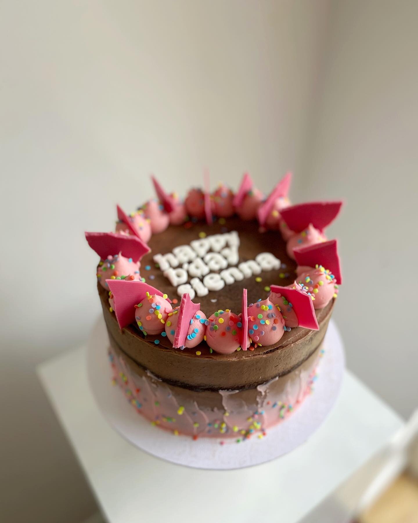 Saturdays are for parties and chocolate cake 🤤 This celebration cake will be available to order through the website soon. Just choose your size, colour and message. Easy peasy.
.
.
.
.
.
.
.
.
.
.
#nottinghamcakes #birthdaycake #nottinghambaker #cak