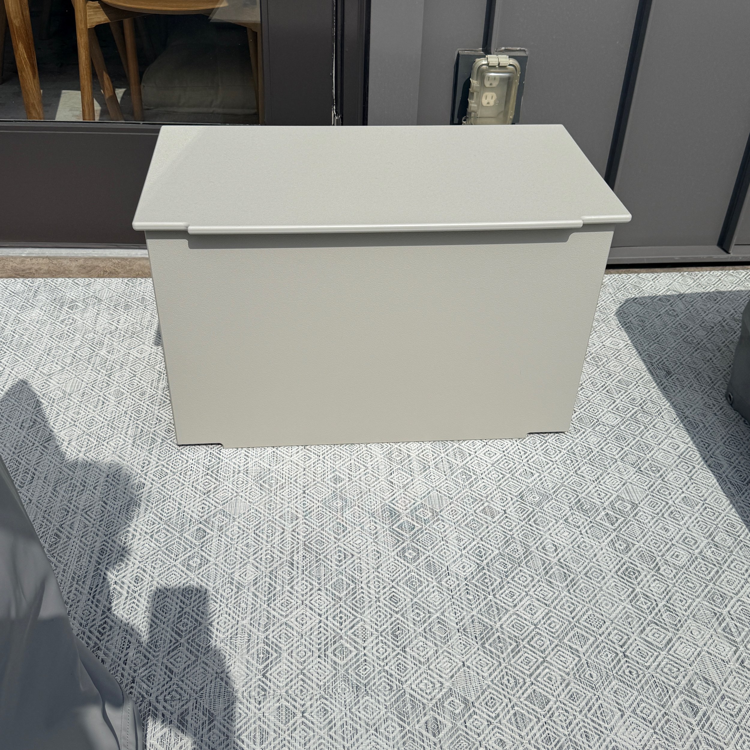 NEW IN BOX Mondo 28 Gallon Outdoor Storage Box with Lid by Loll Designs 