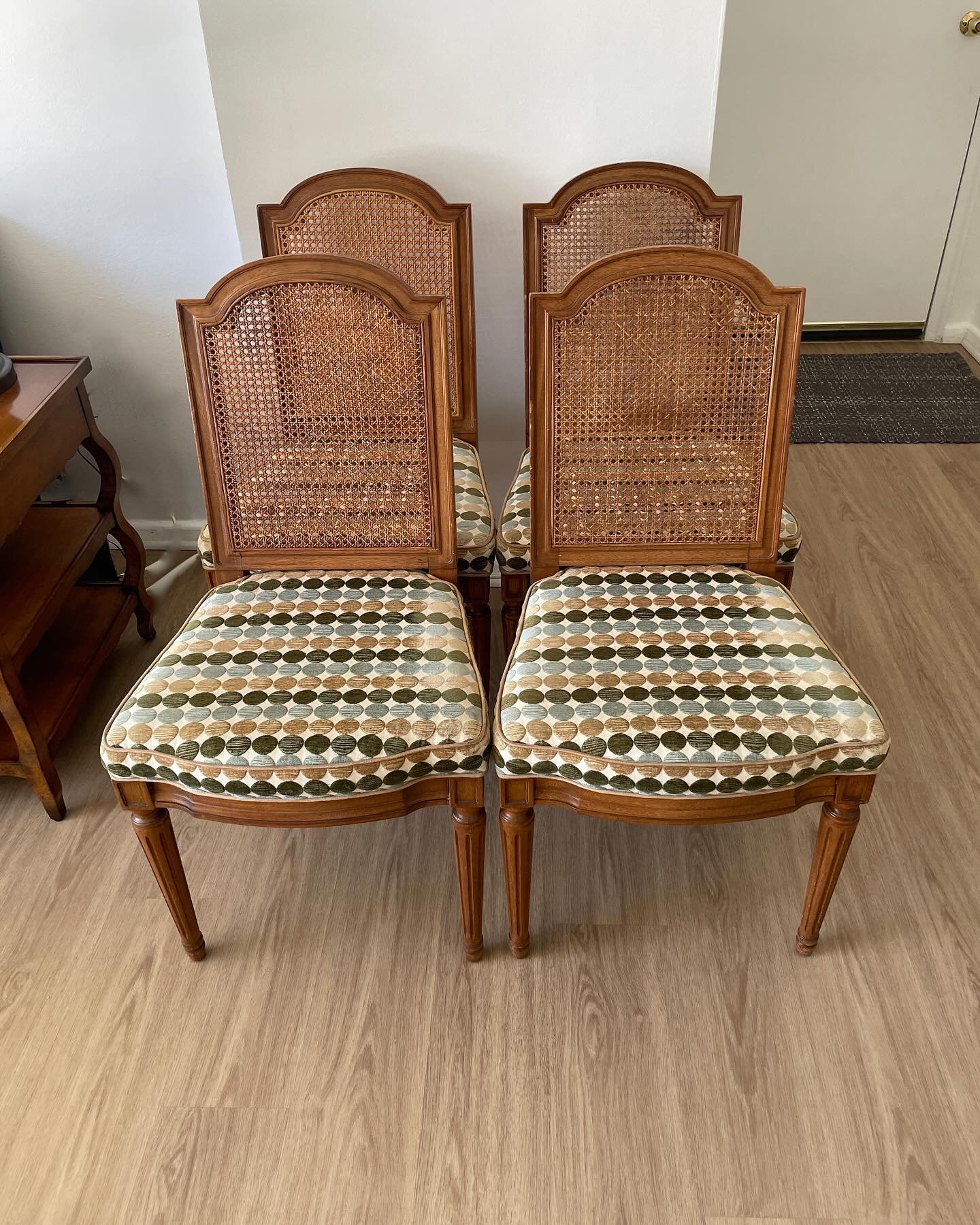 Spotted!  Vintage Henredon chairs with FUN fabric
.
.
.
.
.
@henredonfurniture
#henredonfurniture
#henredon #vintagehenredon
#henredonchairs
#vintagechairs 
#mixoldwithnew 
#gonegirlhome
