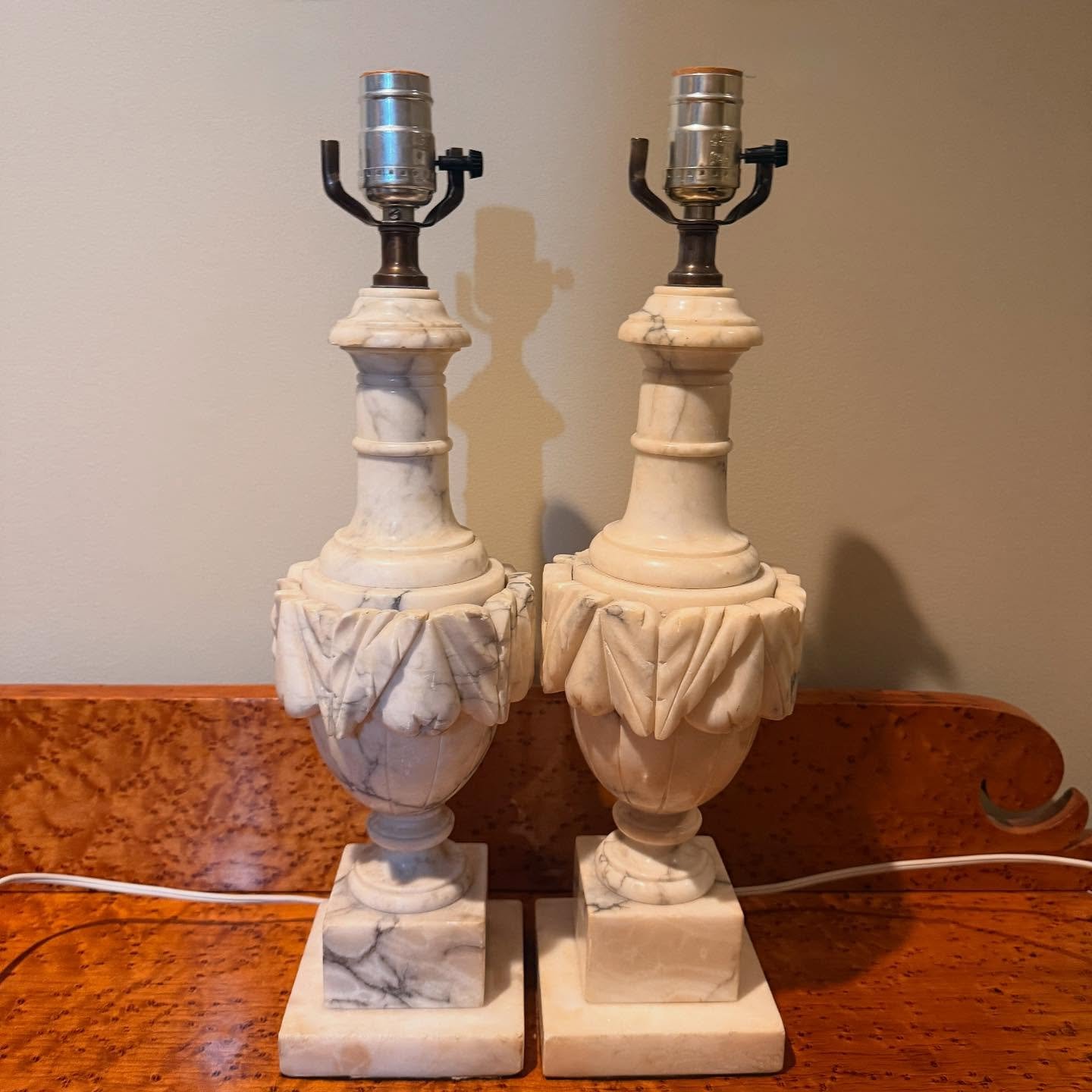 Vintage cool when it&rsquo;s hot, hot, hot 😎
.
.
.
.
.
#alabasterlamps
#alabaster
#marblelamps
#vintagelamps 
#howivintage 
#carvedlamps
#vintagelighting
#neoclassicallamps
#chairishsuperseller 
#gonegirlhome