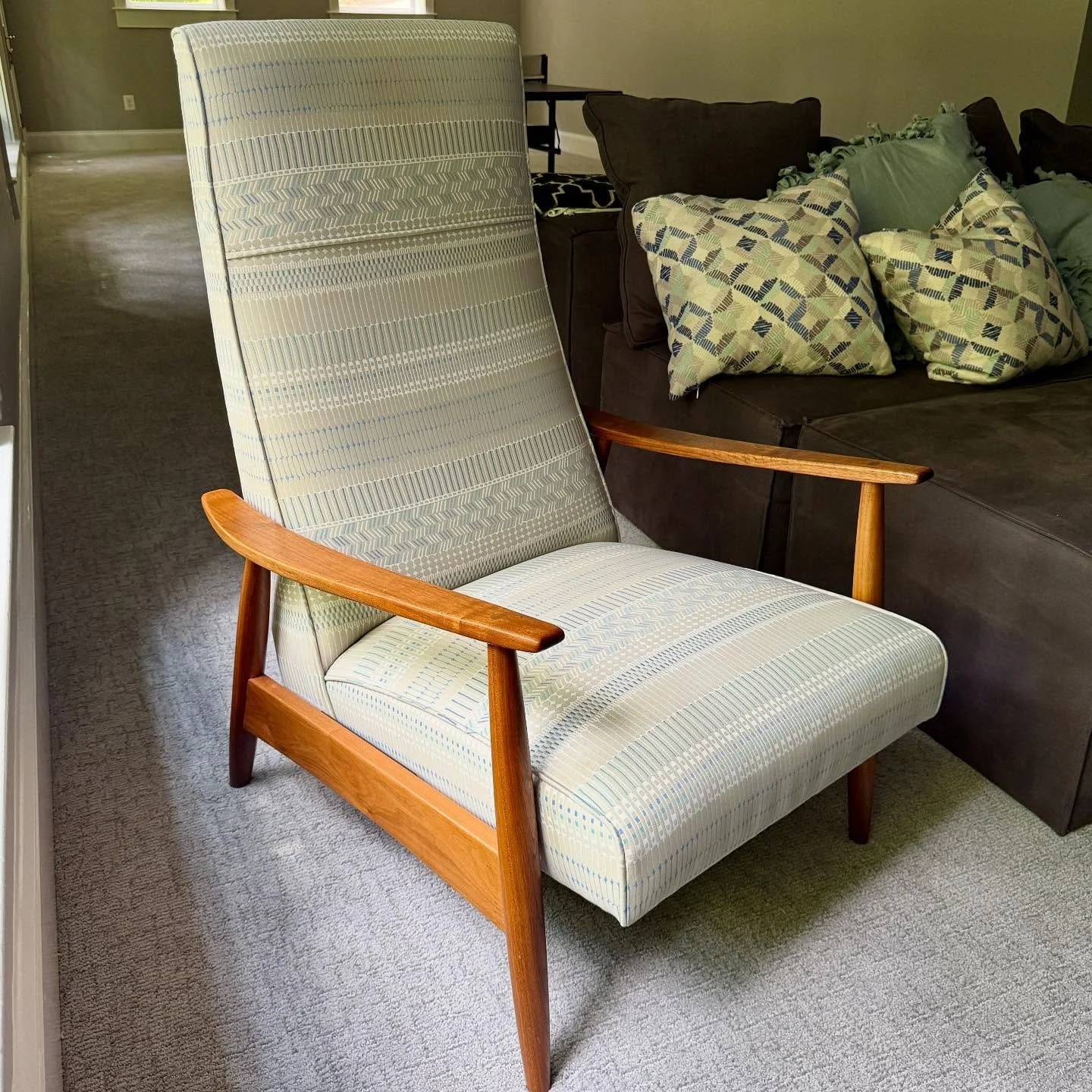 Sit back and enjoy the weekend 
.
.
.
.
.
@thayercoggin
#thayercoggin
#milobaughman 
#milobaughmanchair
#thayercogginrecliner
#modernrecliner
#scandistyle
#milobaughmanforthayercoggin
#chairishsuperseller 
@chairishco
#gonegirlhome