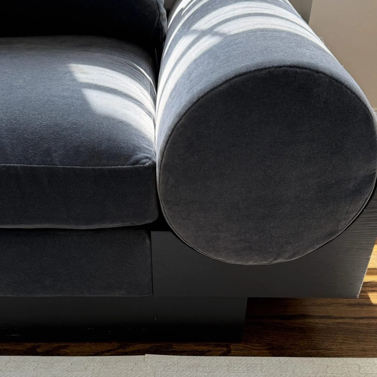 Let the good times roll.
.
.
.
.
.
#rhsofa 
#rhstyle 
#grandbolster
#restorationhardware 
#elegantsofa
#velvetsofa 
@chairishco
#gonegirlhome