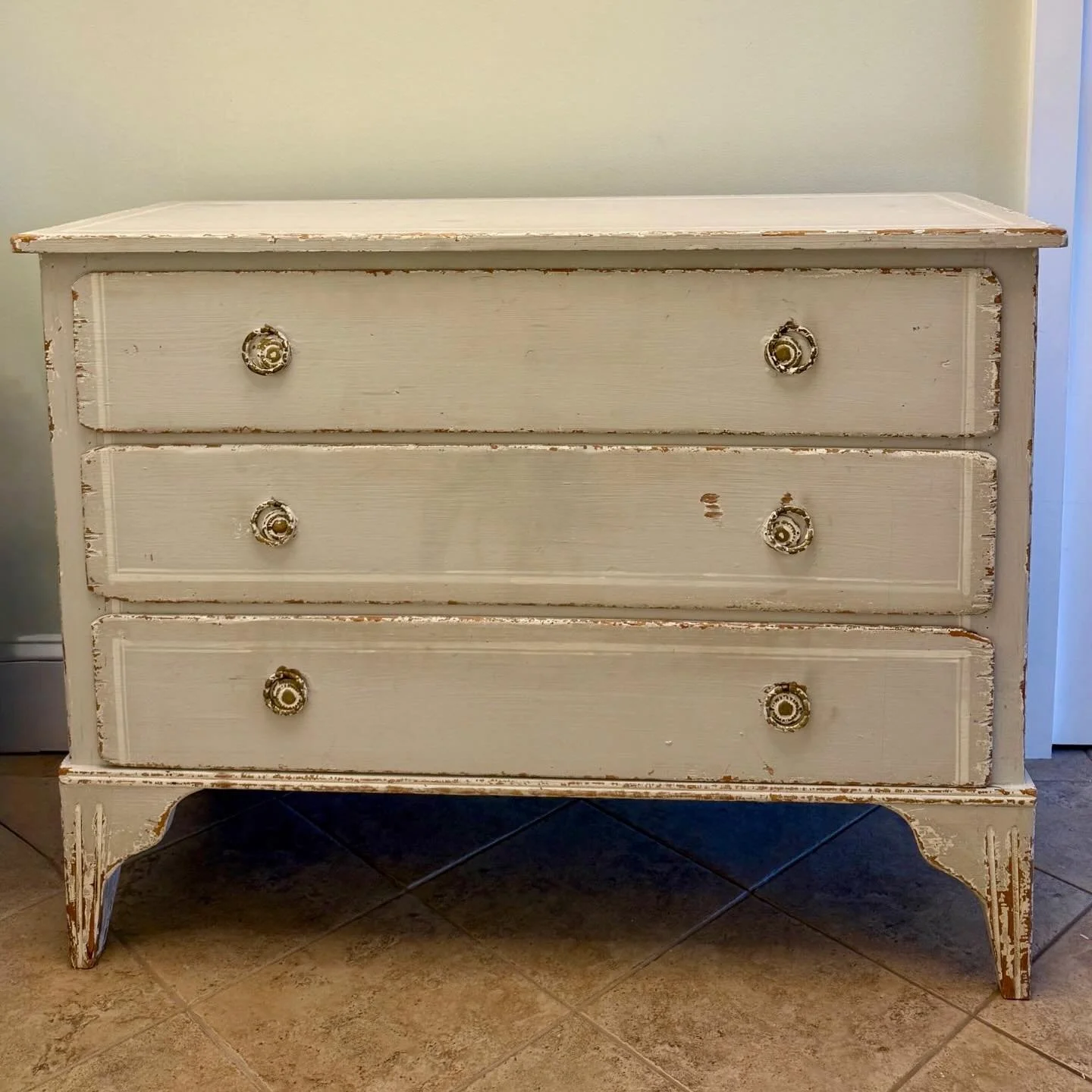 Chip Ahoy. 💙
.
.
.
.
.
@randomharvesthome 
#randomharvesthome
#randomharvest 
#paintedchest
#gustavianstyle
#rusticswedish
#rusticpaintedfurniture
#chippystyle
#chairishsuperseller 
@chairishco
#gonegirlhome