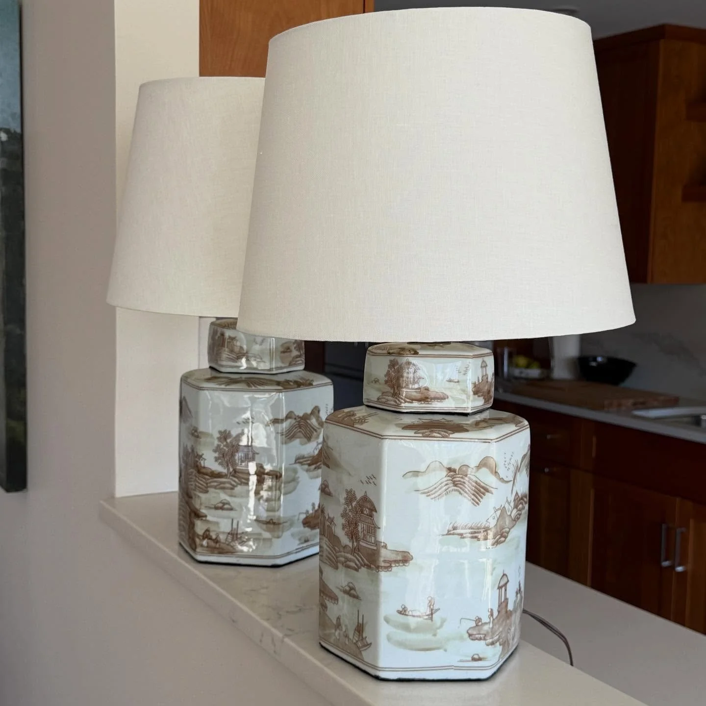 Earlier sunsets = Jazz up your lamp game
.
.
.
.
.
#gingerjarlamps
#gingerjars 
#chinoiserielamps
#chinoiseriestyle 
#lampswithstyle
#traditionalhome 
@chairishco
#gonegirlhome