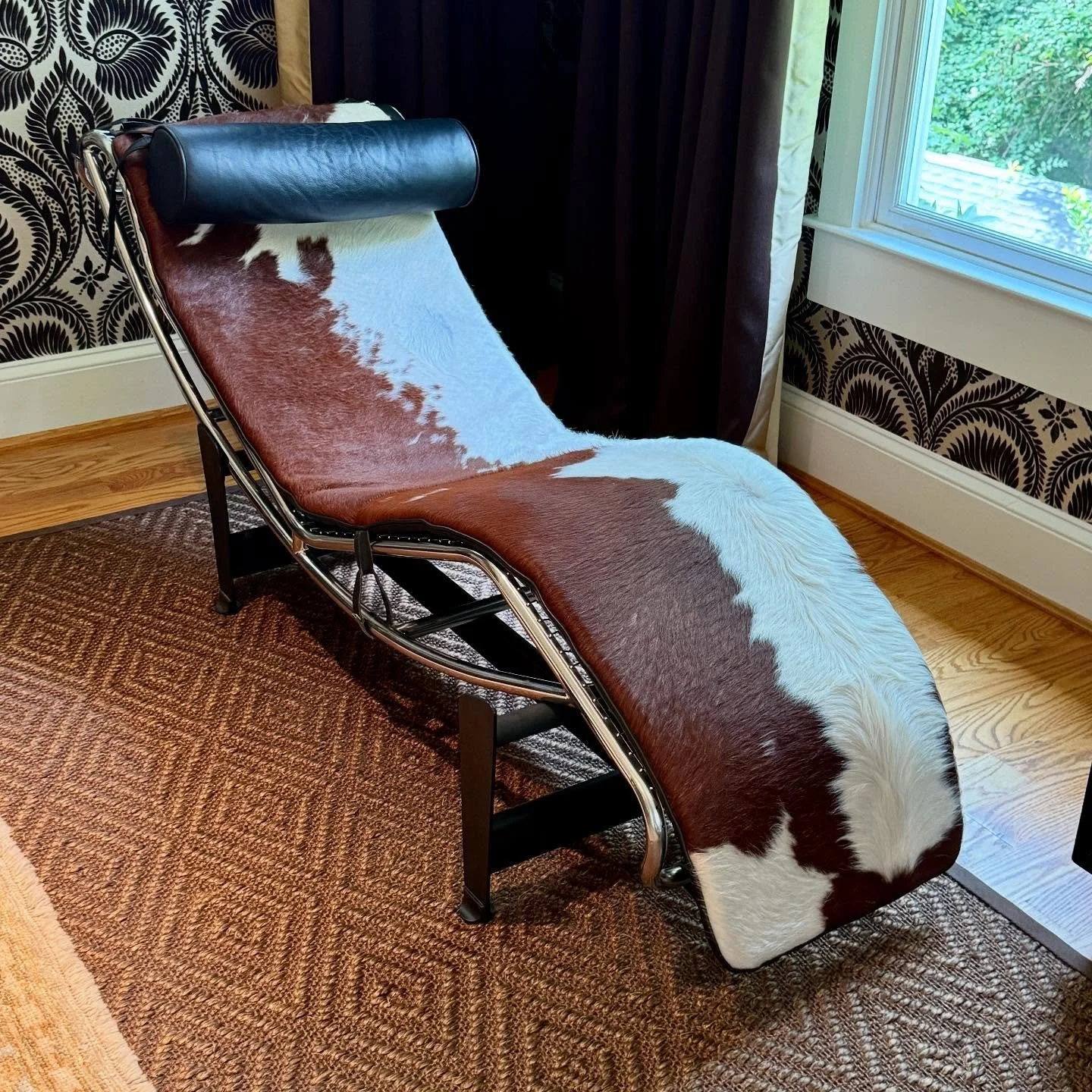 Moooove over Sigmund Freud.
.
.
.
.
.
#lc4
#cowhide
#lecorbusierstyle
@designwithinreach
#midcenturystyle
#midcenturychaise
#mcmloungechair
#midcenturychaiselounge
#gonegirlhome