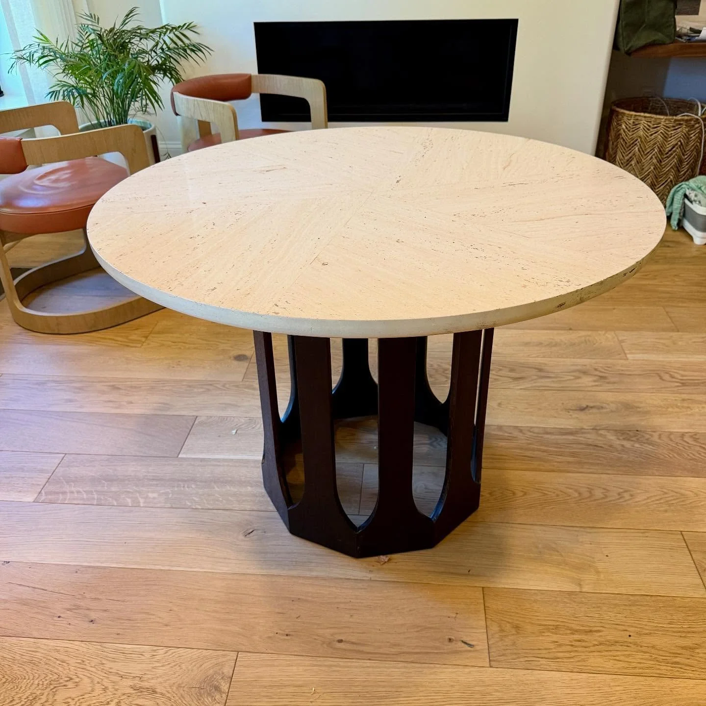 An easy transition from potato chips to poker chips.
.
.
.
.
.
#harveyprobber
#travertinetabletop
#vintageharveyprobber
#harveyprobbertable
#harveyprobbertables
#probberfurniture
#midcenturyfurniture 
#midcenturydesign
#howivintage 
@chairishco
#chai