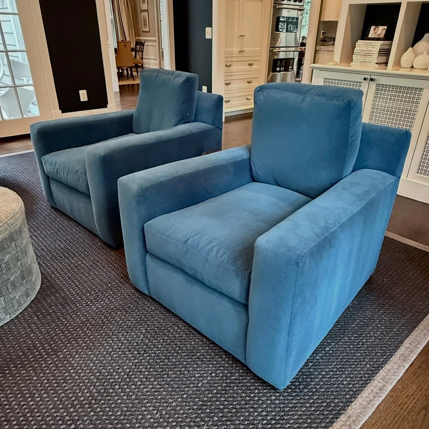 GenerousLEE SwiveLEE 🌪️💙
.
.
.
.
.
@leeindustries
#swivelchairs
#bluechairs
#customupholstery
#mycolorfulhome
#livingroomdesign
#secondhandfirst
#curatedconsignment
#gonegirlhome