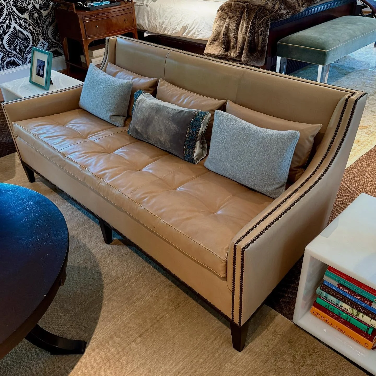 Lounge your way...
🔸Tufted Bench Seat Leather Sofa
🔸Velvet Framed Stewart Furniture Sofa
🔸Bernhardt Modular Sectional
.
.
.
.
.
@bernhardtfurniture
#bernhardtfurniture
#mohairsofa
#leathersofa
#modularsofa
@stewartfurnituredesign
#stewartfurniture