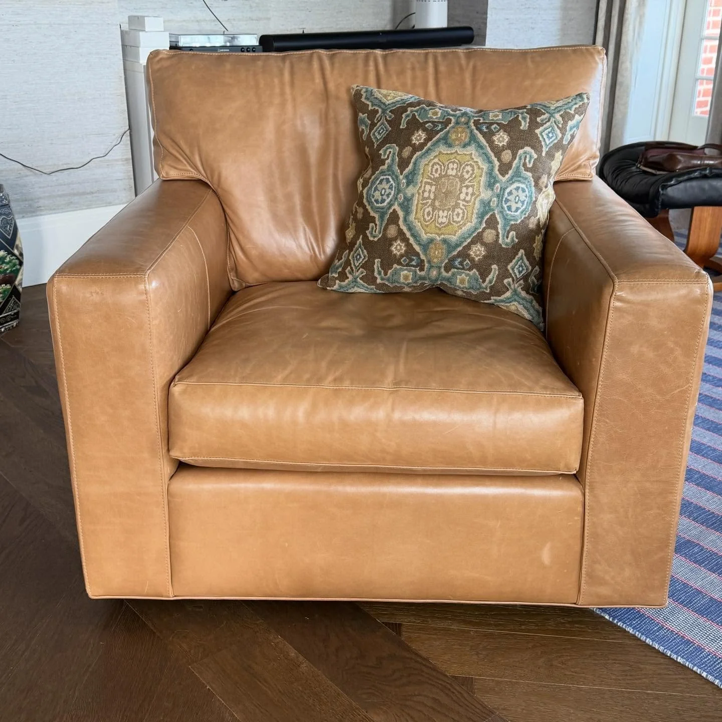 In five short days you will sit again.
.
.
.
.
.
#leatherswivel
@crateandbarrel
#crateandbarrel
#camelleather
#readingchair 
#chairishsuperseller 
#gonegirlhome