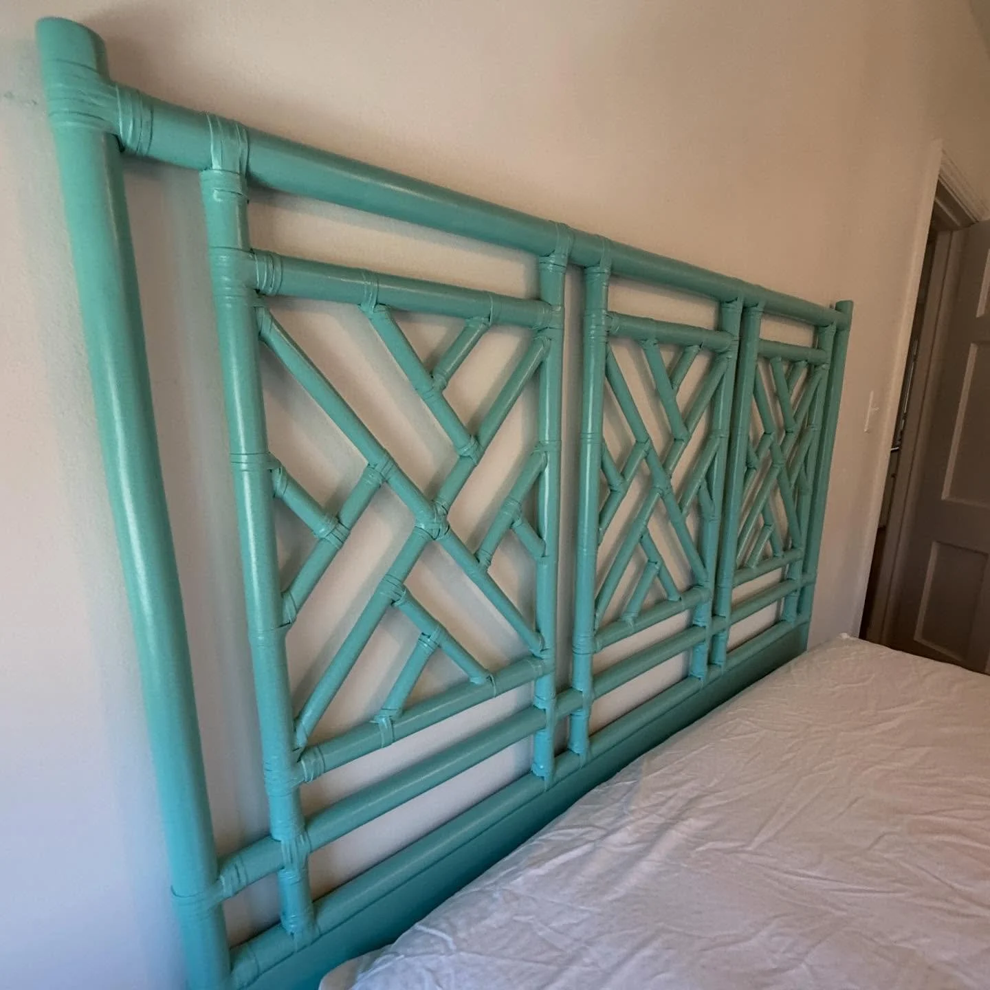 Merry and Bright
.
.
.
.
.
#chippendaleheadboard
#rattanfurniture
#hollywoodregency
#preppyhome
#pauntedfurniture
#colorfulhome
#curatedconsignment
#gonegirlhome