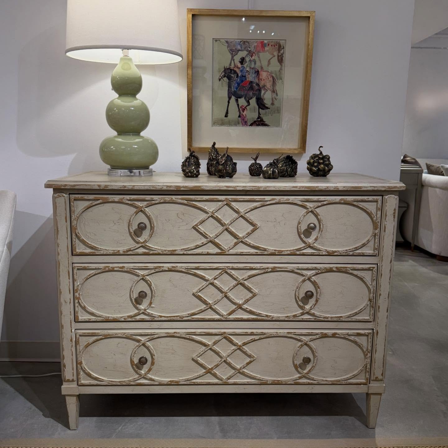 Winter White 
.
.
.
.
.
@hickorychair
#hickorychairfurniture 
#hickorychair
#showroomsample
#midtowncollection 
#madetoorder 
#madetolast 
#madeinamerica
#traditionalhome 
#livingroominspo 
#gonegirlhome