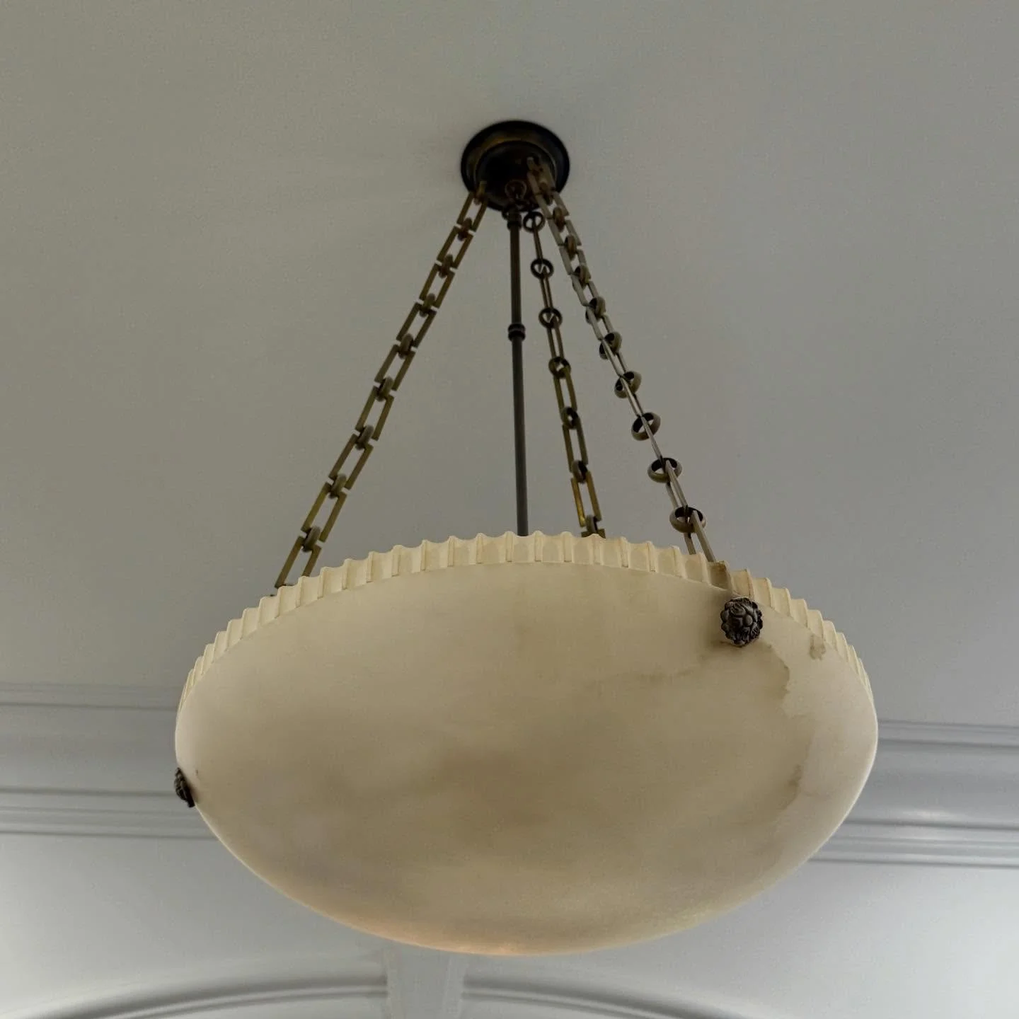 See your home in a new light.
.
.
.
.
.
@vaughandesigns
#vaughandesigns
#vaughandesigns 
#alabasterlights
#alabaster
#plafonnier
#chairishbydesign 
#gonegirlhome