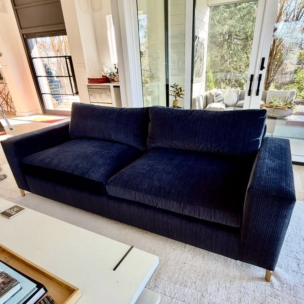 New Year; New (to You) Navy @centuryfurniture Velvet Sofa
➡️ for fabric detail
.
.
.
.
.
#centuryfurniture
#navyvelvetsofa
#bluesofa
#curatedconsignment
#gonegirlhome