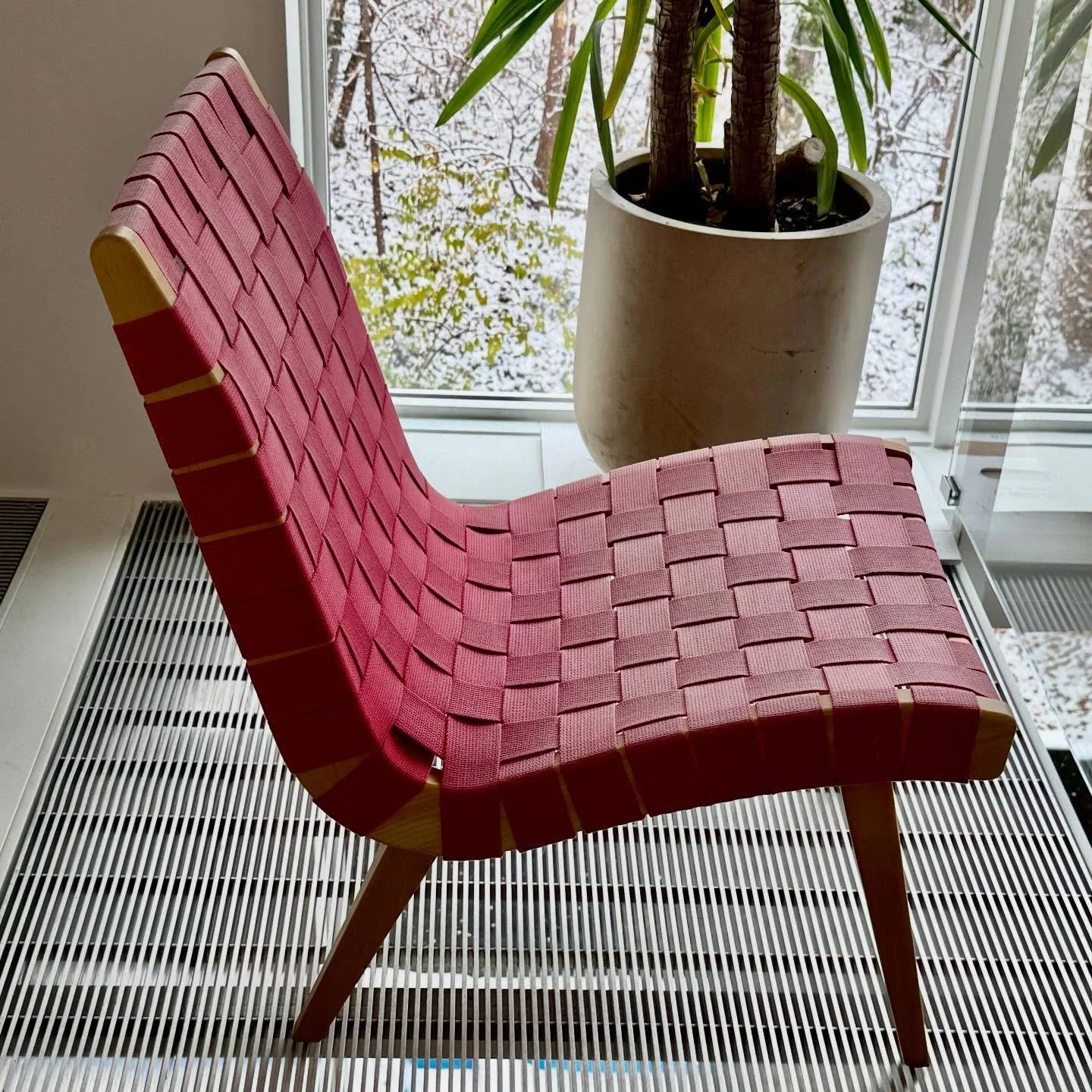 Love fades&hellip;and in this case makes a cool ombre affect. 💕
.
.
.
.
.

@jens_risom_design
@knoll
#mcmchair
#luxuryfurnitureconsignment
#gonegirlhome