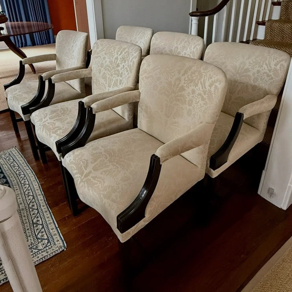 Rose Tarlow meets Rogers &amp; Goffigon. ✨. (These were purchased from Rose Tarlow&rsquo;s personal estate&mdash;then reupholstered)
.
.
.
.
.
@rosetarlowmelrosehouse
@rogersandgoffigon
#curatedconsignment
#quietluxuryhome
#gonegirlhome