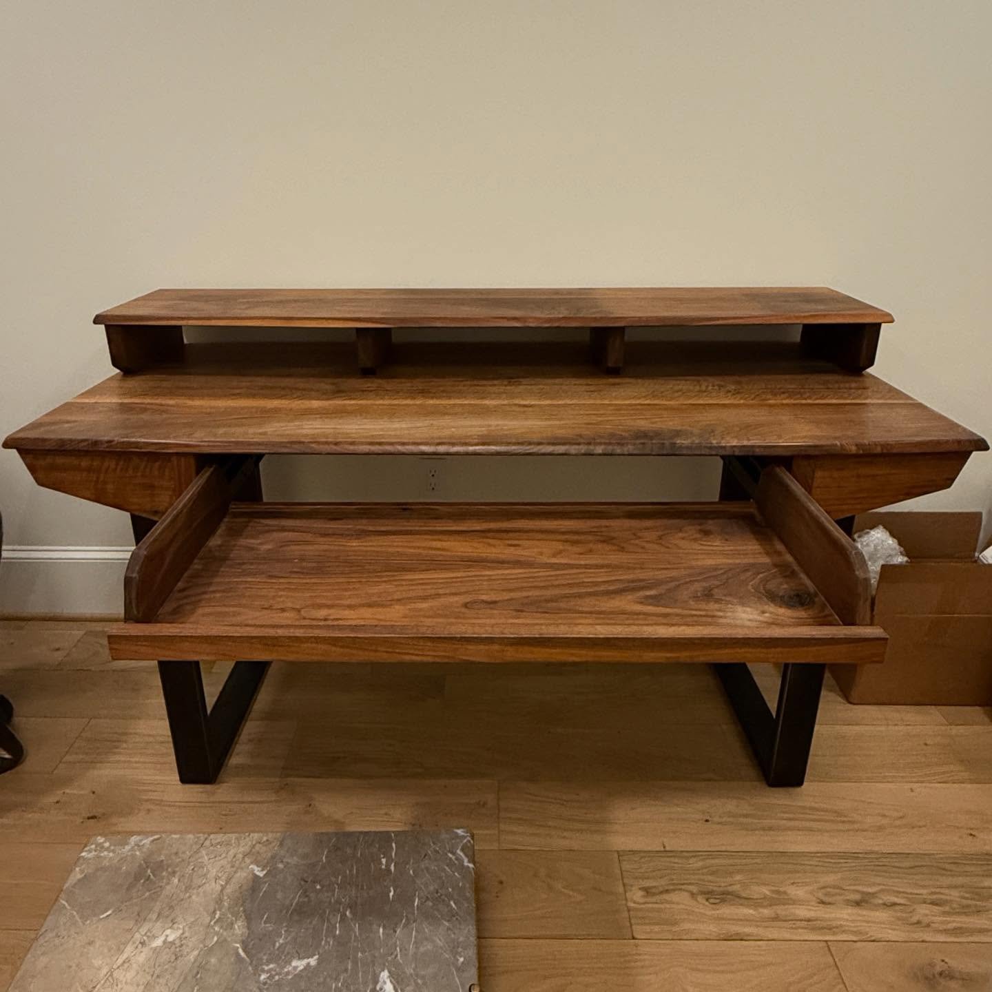 Put the needle on the record&hellip; 
🔸Monkwood Designs Studio Desk
.
.
.
.
.
#monkwoodinthewild
#studiodesk
#musicdesk
#musicstudio
#customdesk