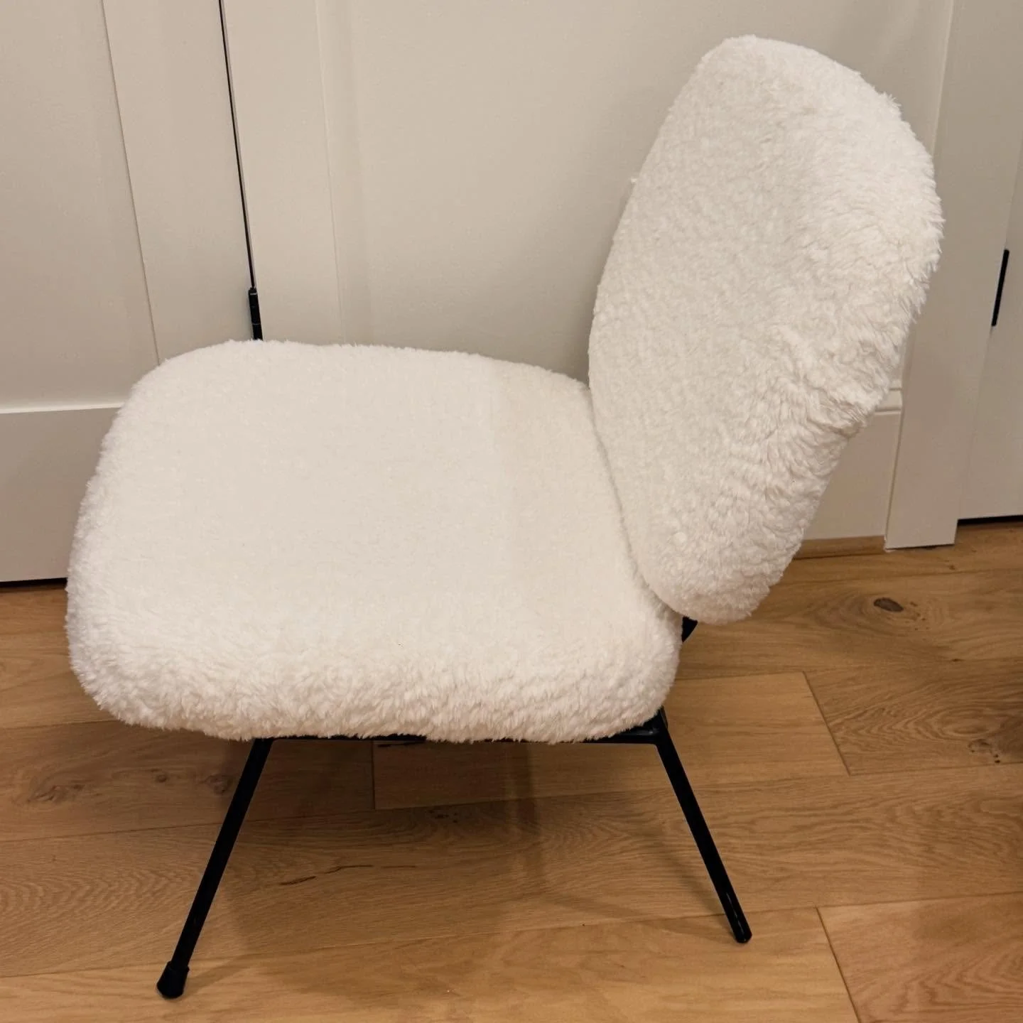 A cozy sweater for your seat.&nbsp;&nbsp;🥶❄️
.
.
.
.
.
@fourhandsfurniture
@fourhands_interior
#fauxfurchair
#cozychair