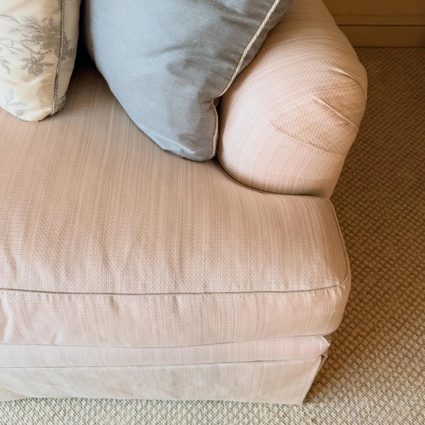 Need an extra sofa or two?
Two BEAUTIFUL pink sofas now available ❄️💕

#pairofsofas
#pinksofa
#prettyinpink
#pinkpinkpink
#luxuryconsignment