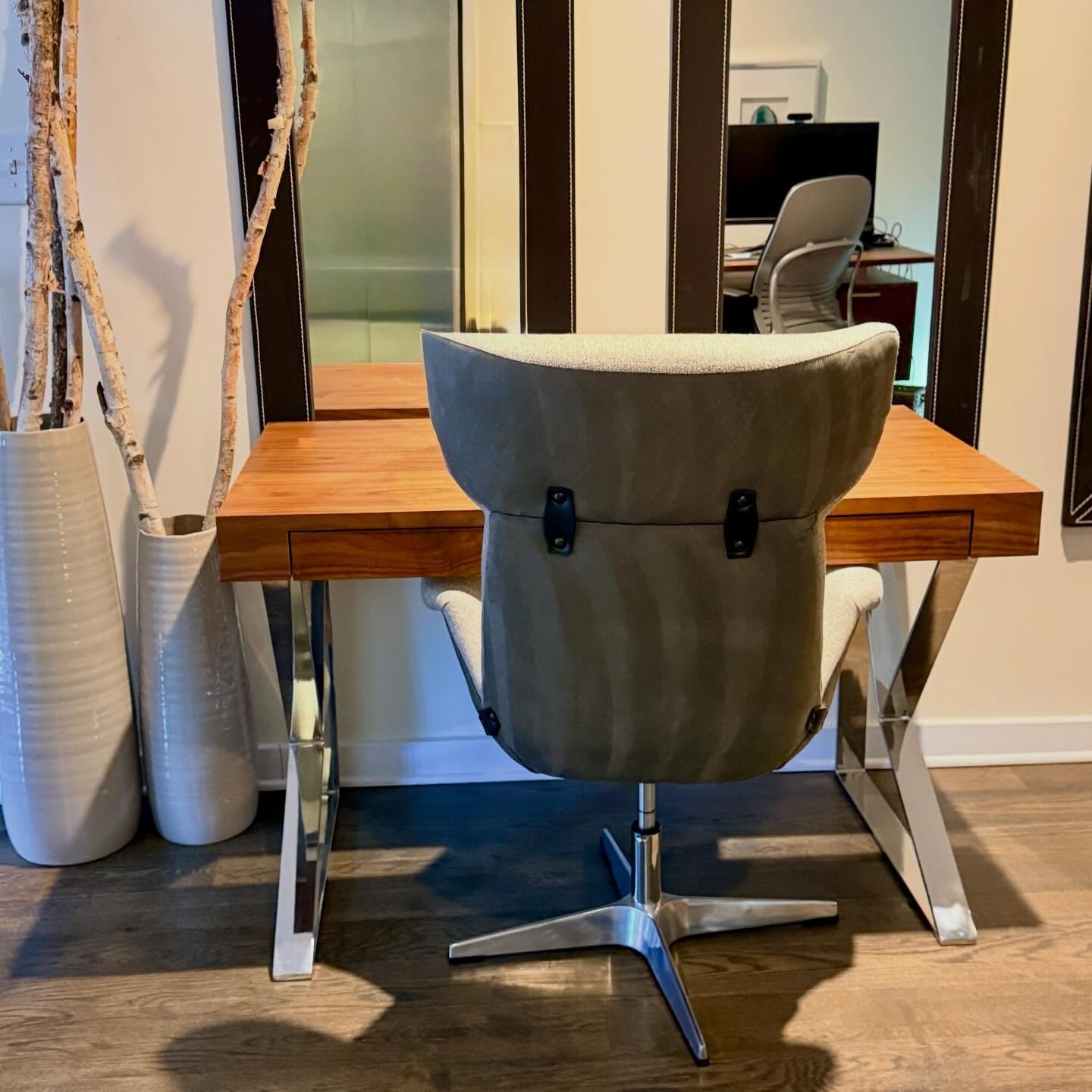 @fourhandsfurniture
#fourhandsfurniture
#elevatedhomeoffice
#homeofficedesign
#curatedconsignment