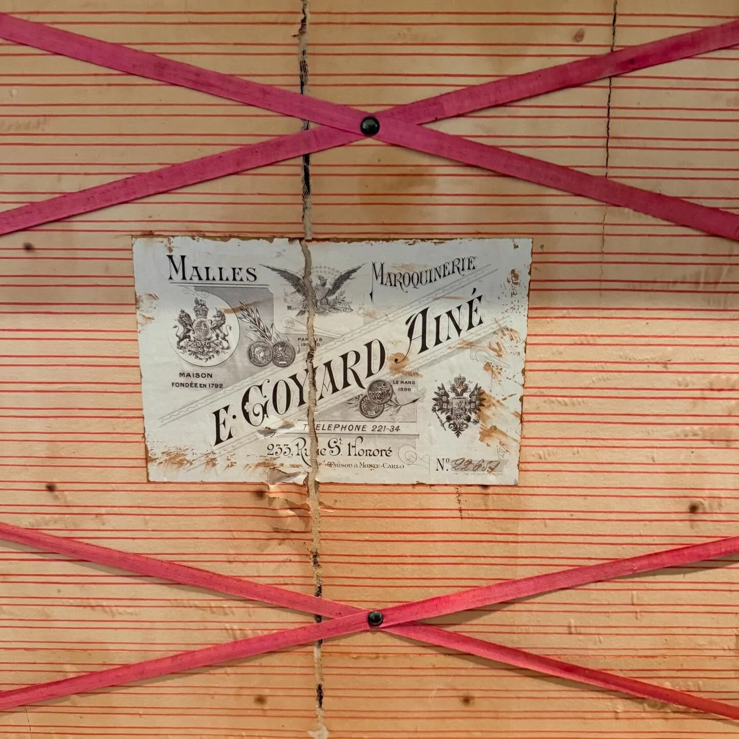 Escape the cold&mdash;
Antique Goyard&nbsp;&nbsp;Steamer Trunk
.
.
.
.
.
#goyard
#goyardtrunk
#vintagegoyard
#vintagegoyardtrunk
#vintagesteamertrunk