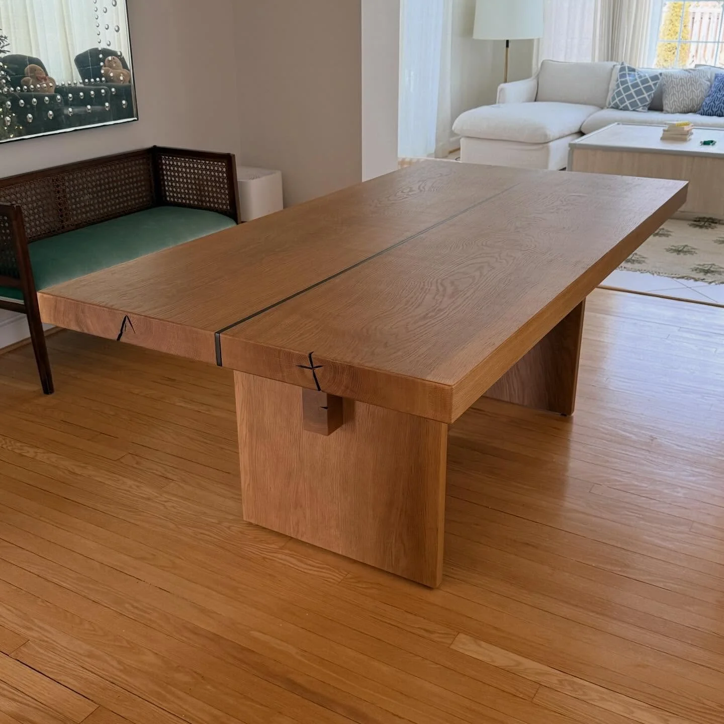 ARHAUS is a very, very, very fine haus.
.
.
.
.
.
#arhaus
#arhausdining
#mihaelatable
#slabdiningtable