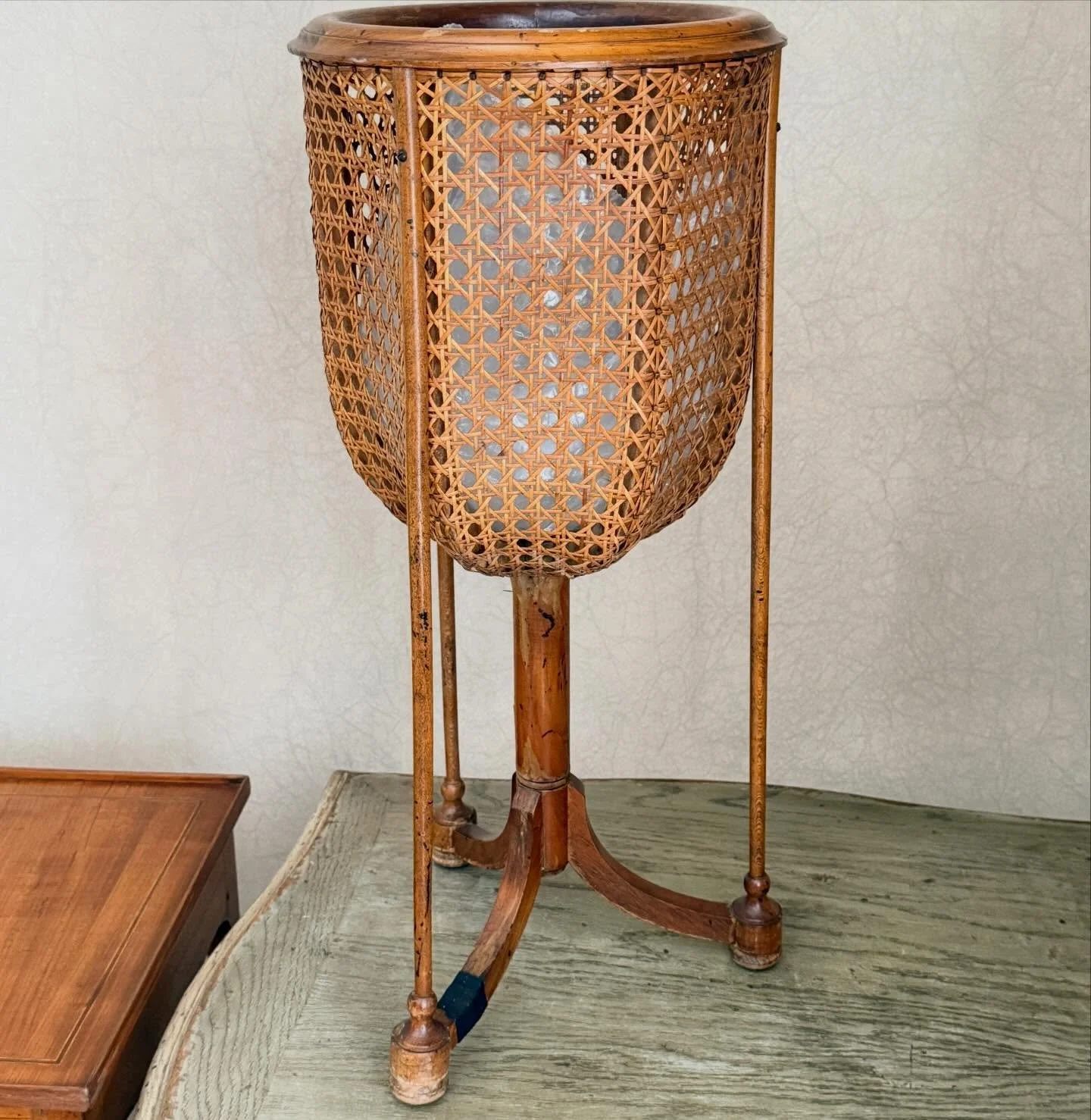 We stand for plants 🌿🌱🌹🌸🌻
.
.
.
.
.
#plantstand
#wovenplantstand
#caneplantstand #bamboostool
#cottagecore