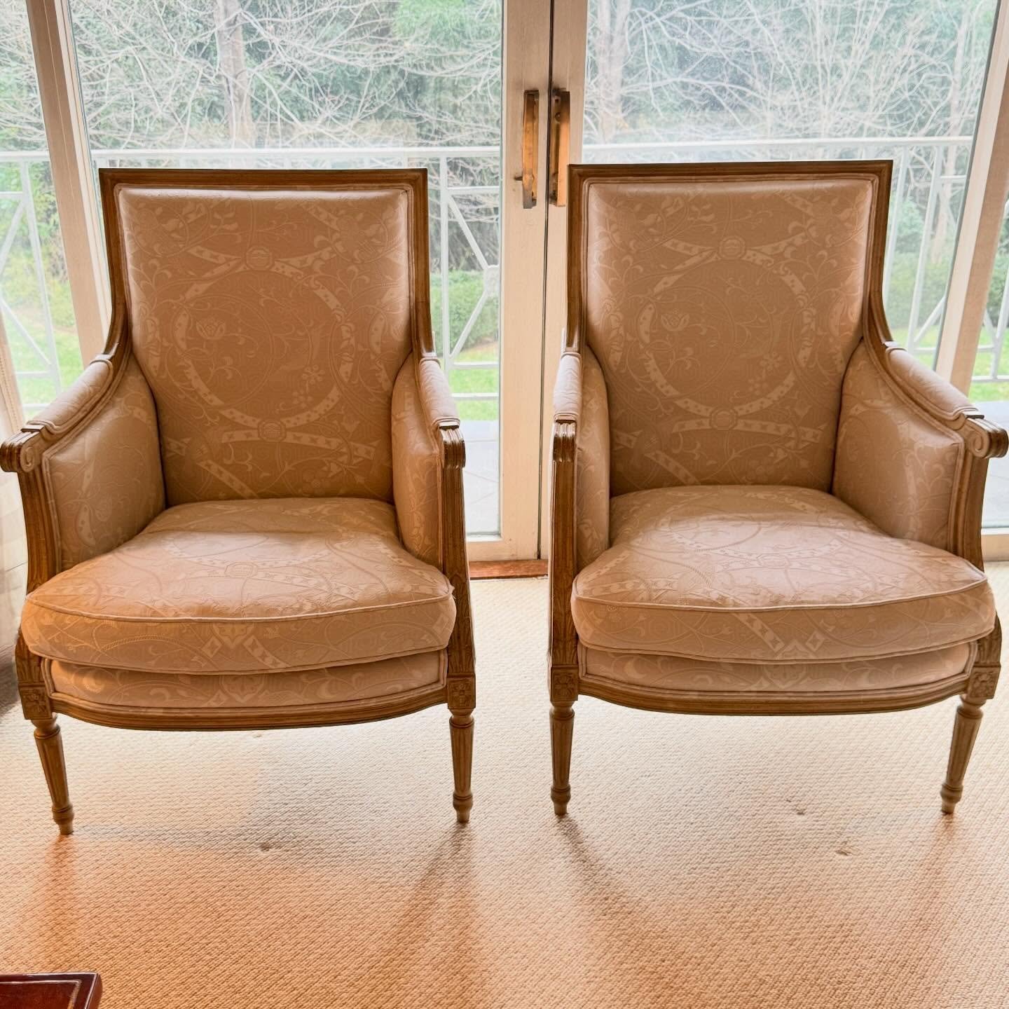 Oyster Season 🦪 

🔸Pair of Oyster Damask Berg&egrave;re Chairs
.
.
.
.
.
#bergerechair
#myneutralhome
#traditionalhome 
#damaskchairs
#howivintage