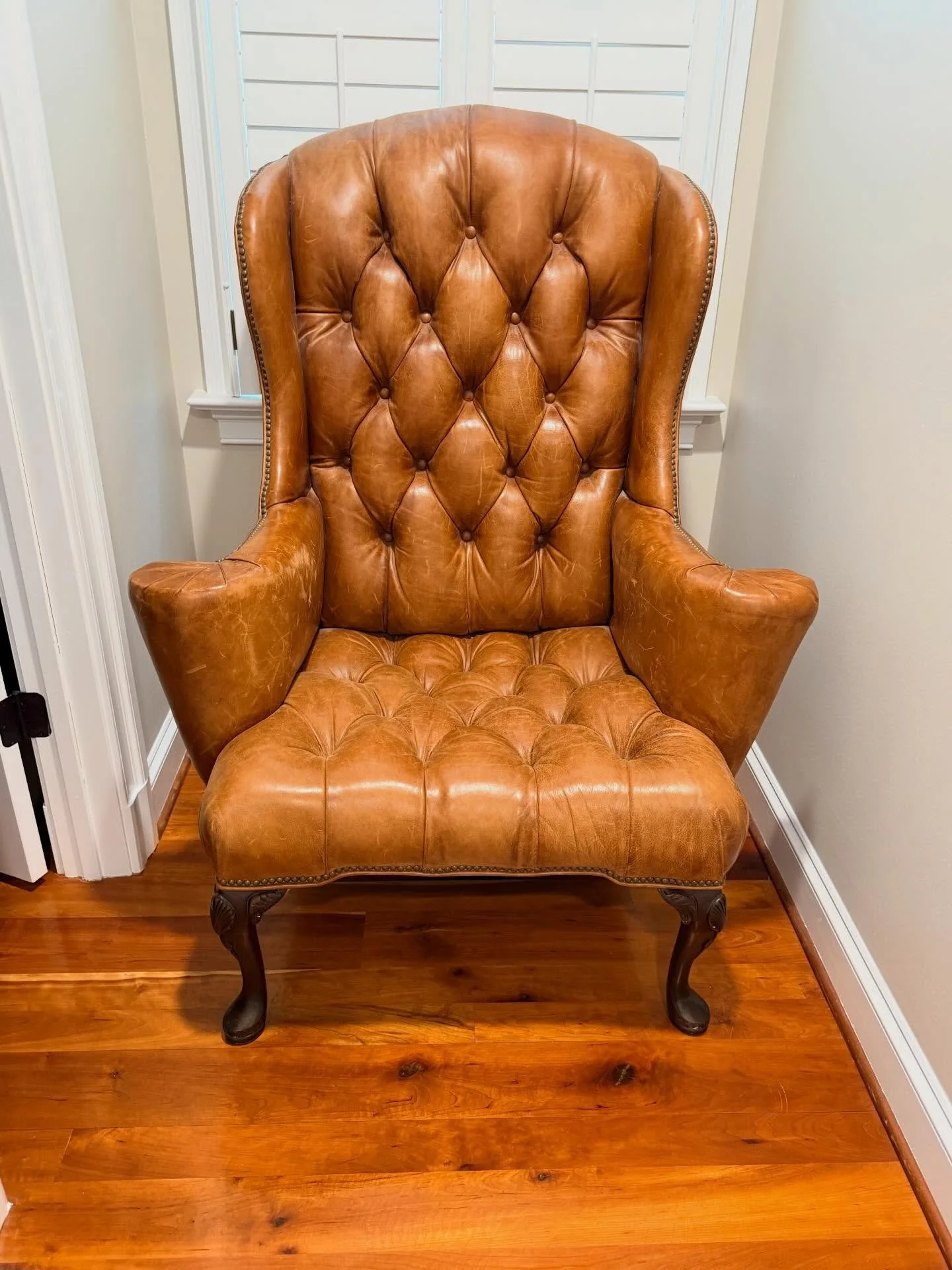 Butterscotch (eye) Candy
.
.
.
.
.
#antiqueleatherchair
#leatherlibrarychair 
#butterscotchleather
#tuftedleatherchair