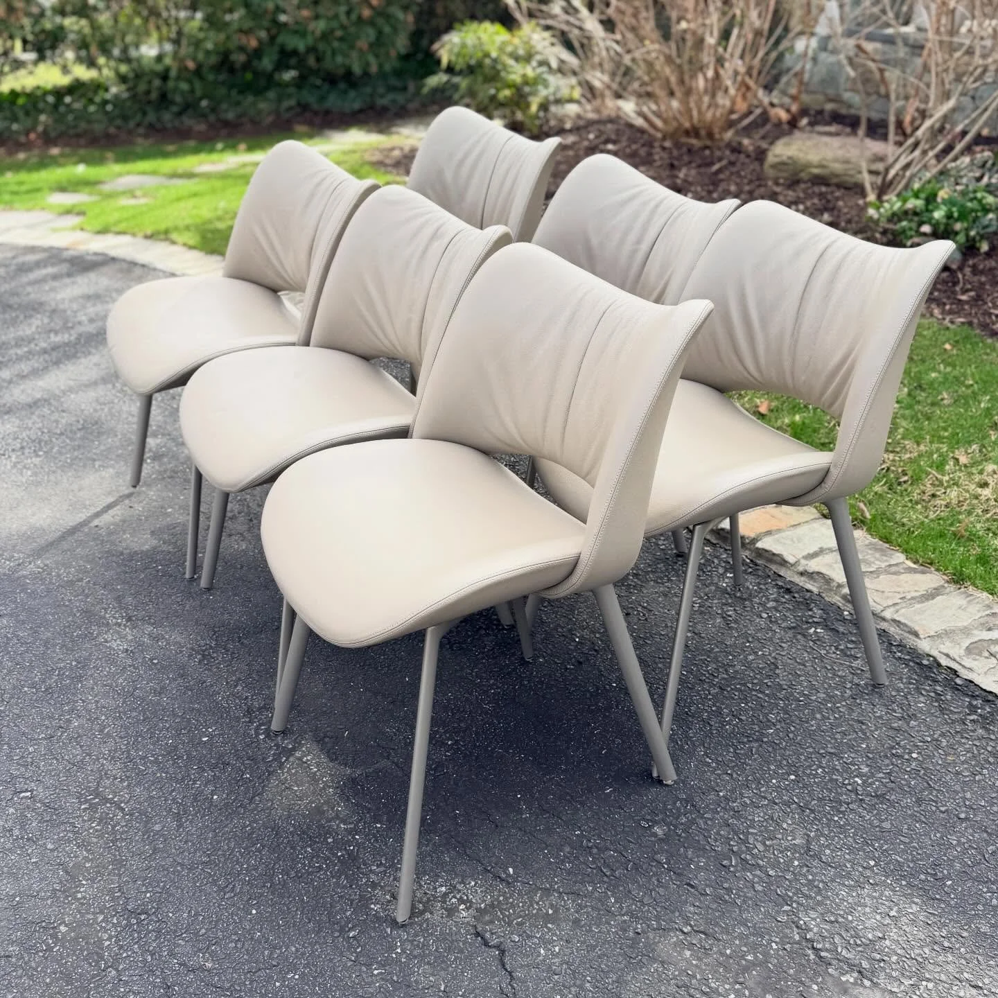 BRAND NEW Poltrona Frau Nice Chairs, Set of 6
.
.
.
.
.
#poltronafrau
#italiandesign 
#leatherdiningchairs