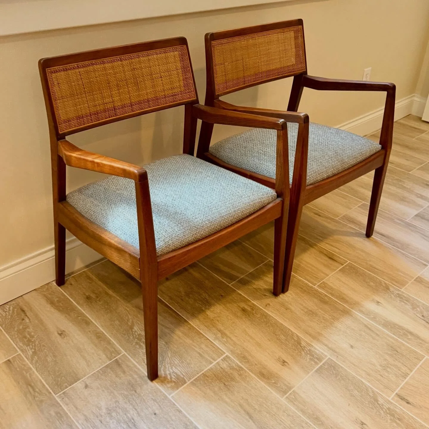 Pair of Jens Risom MCM Playboy Chairs ⭐️⭐️
.
.
.
.
.
@jens_risom_design
#midcenturyfurniture
#jensrisomplayboychair
#jensrisom