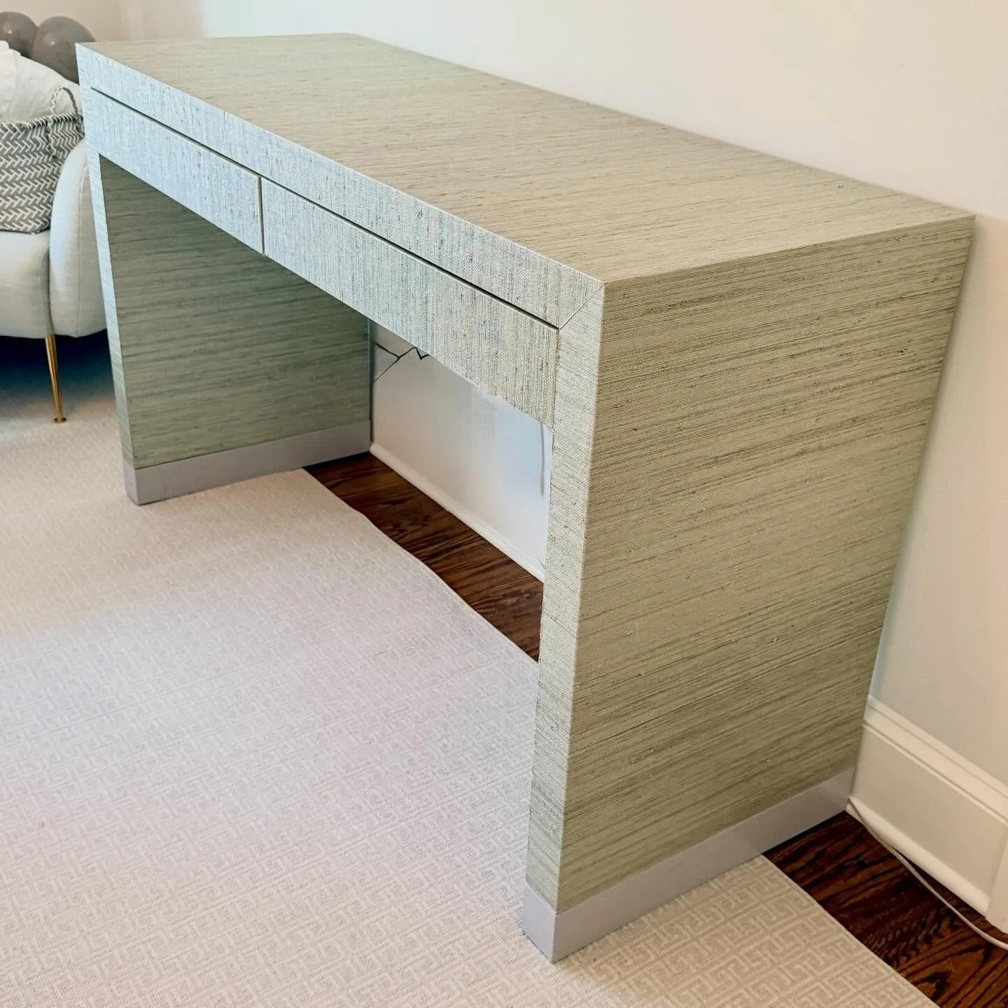 Spring has Sprung 💚
🔸Grasscloth Parsons Table or Desk with Drawers
.
.
.
.
.
@livenupdesign
#parsonsdesk
#grassclothdesk
#grassclothconsoletable