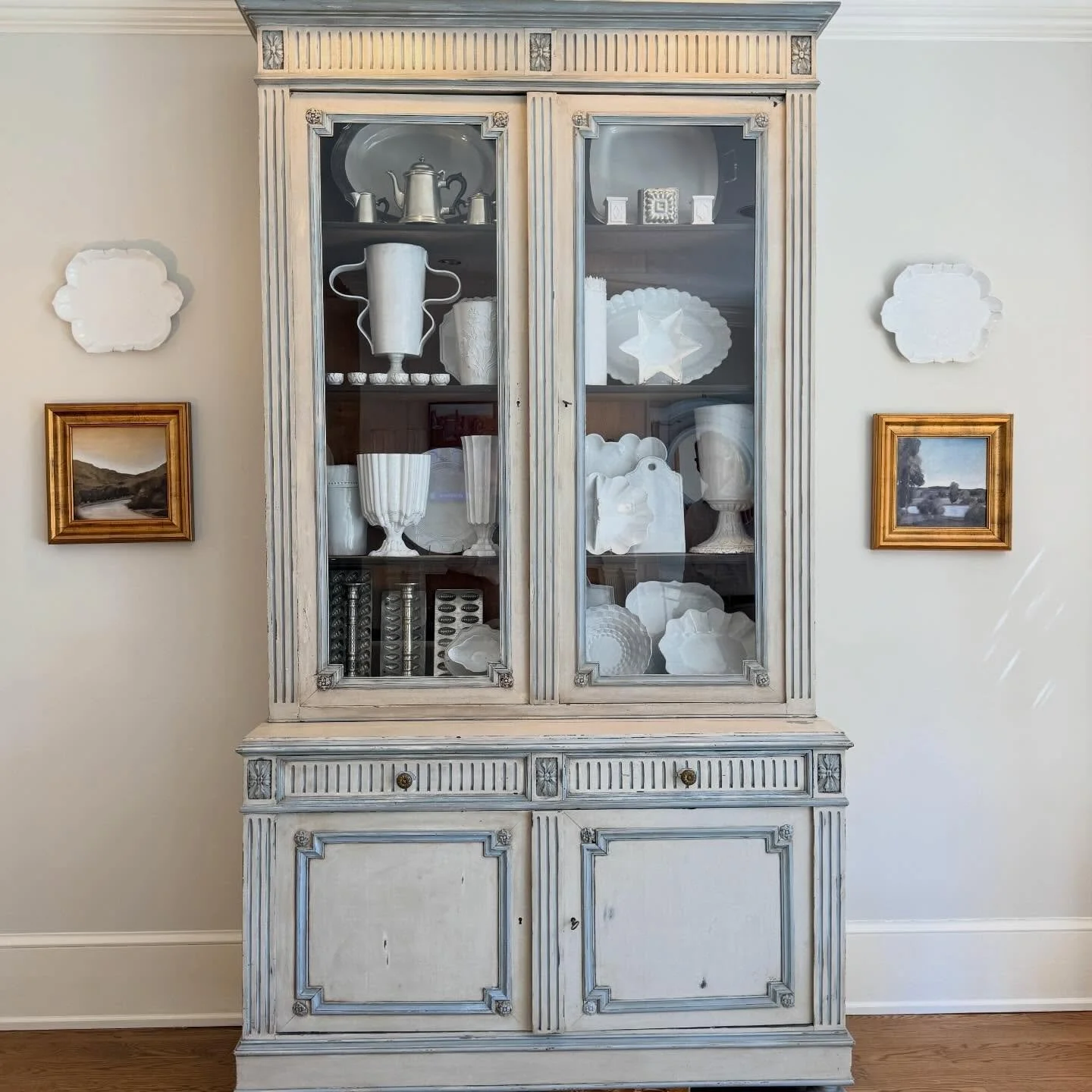 Majestic Monday
🔸 French Hand Carved Painted Buffet Deux &agrave; Corps
.
.
.
.
.
#buffetadeuxcorps
#frenchbuffet
#antiquefurniture
#antiquebuffet