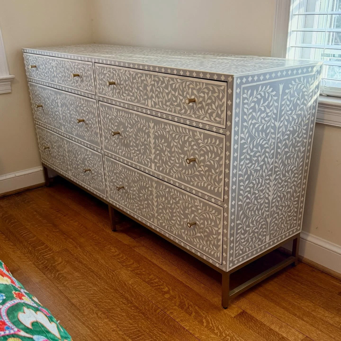 Scroll Away
🔸Anthropologie Scroll Vine Inlay Dresser
🔸Anthropologie Scroll Vine Inlay Nightstand
.
.
.
.
.
#anthrohome
#anthropologiehome
#boneinlay
#boneinlaychest
#bohodecor