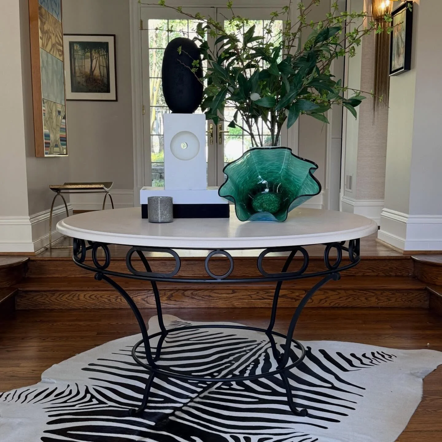 Must you always be the center of attention?
🔸 Niermann Weeks Center Hall Table
.
.
.
.
.
#niermannweeks
#centerhalltable 
#travertinetoptable
#customfurniture