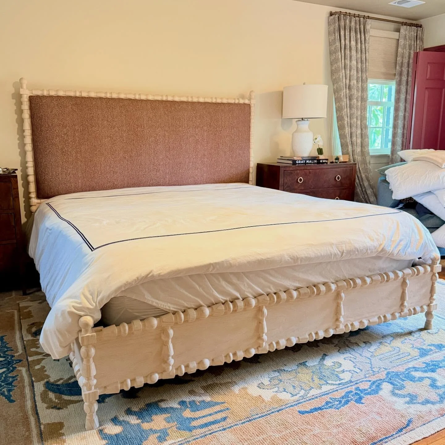 SUCH a pretty bedroom 💜💜
🔸 Mr Brown London St. Tropez King Bed 
🔸 Modern History Three Drawer Burl Chest; two available 
.
.
.
.
.
#mrbrownlondon 
#modernhistoryfurniture
#burlchest
#carvedbed