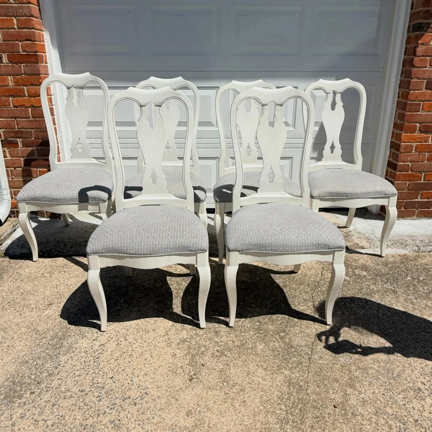 Bring the nice chairs outside for dinner tonight.
🔸 Set of 6 Miller Farmhouse Dining Chairs from Ethan Allen
.
.
.
.
.
#ethanallenfurniture
#whitediningchairs
#farmhousediningchairs
#blueandwhitehome